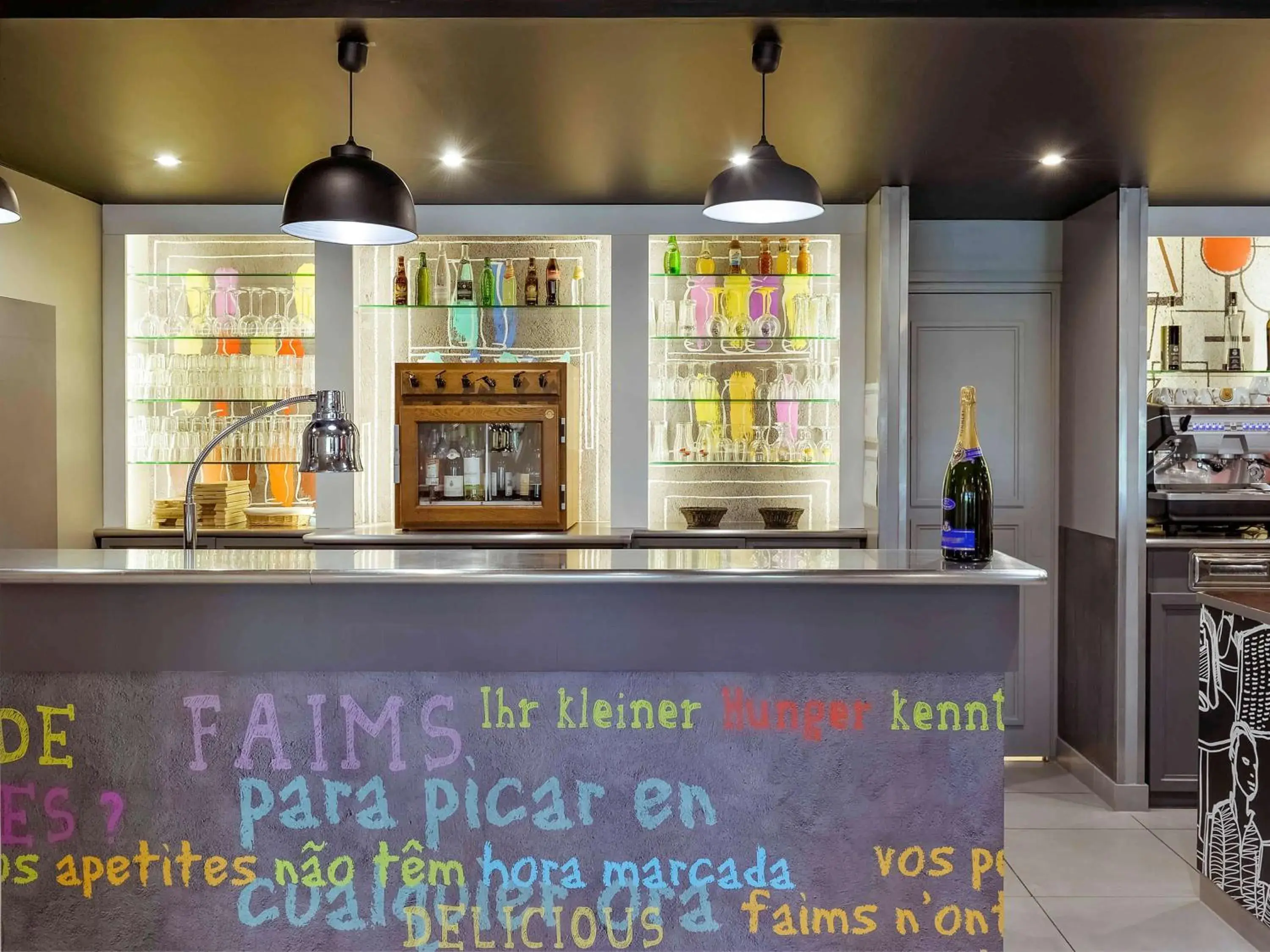 Lounge or bar in ibis Saint Rambert d'Albon Lounge or bar in ibis Saint Rambert d'Albon
