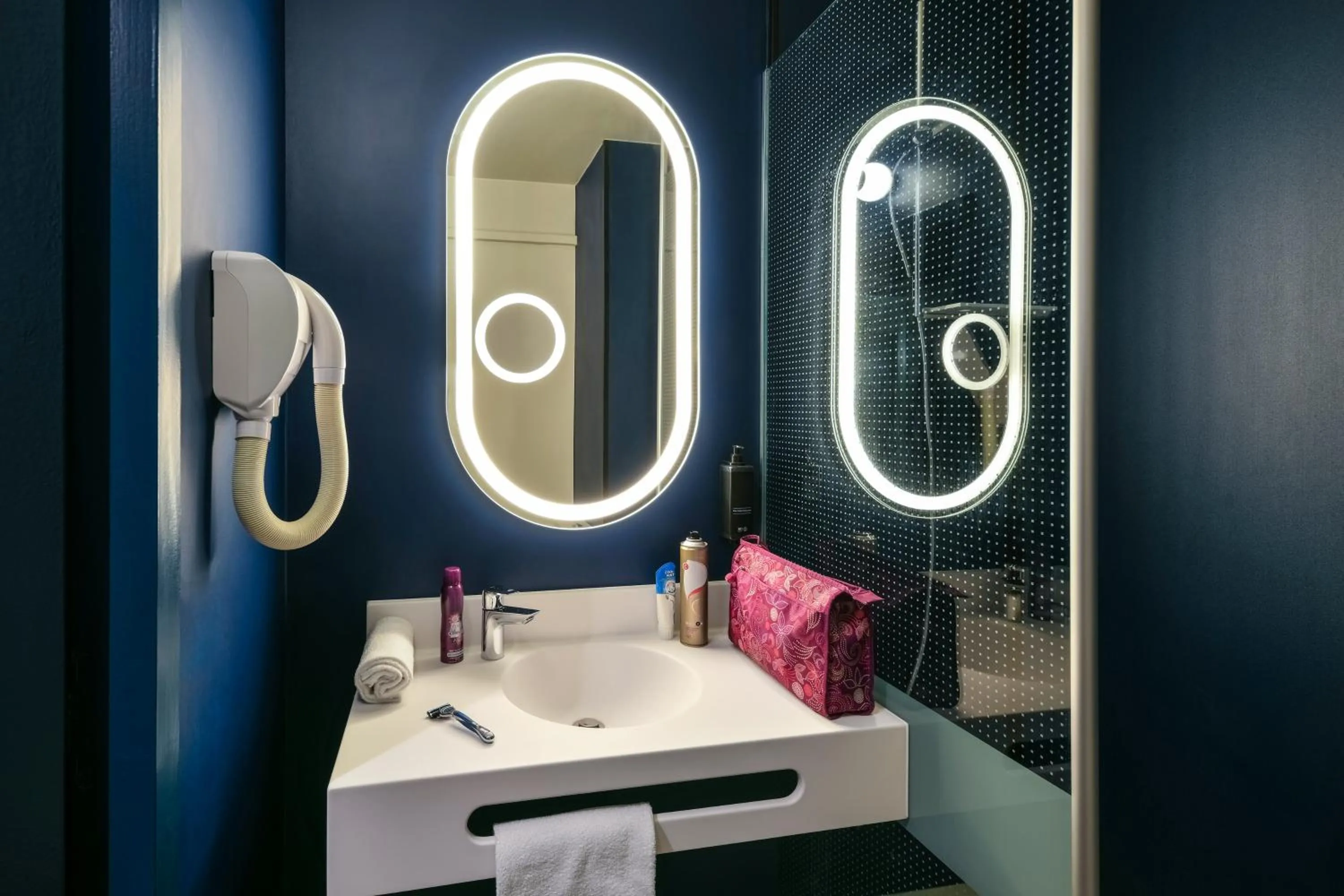 Shower in ibis Saint Rambert d'Albon