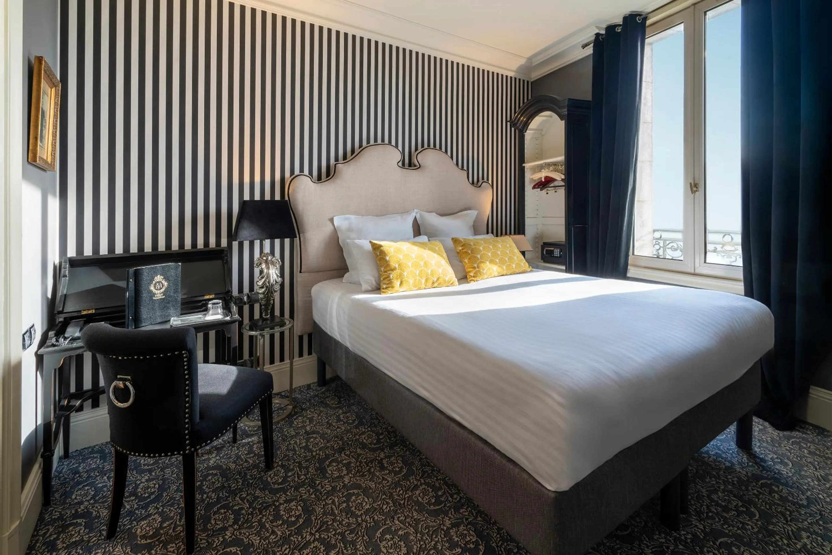 Bedroom, Bed in Hotel Vendome - BW Signature Collection