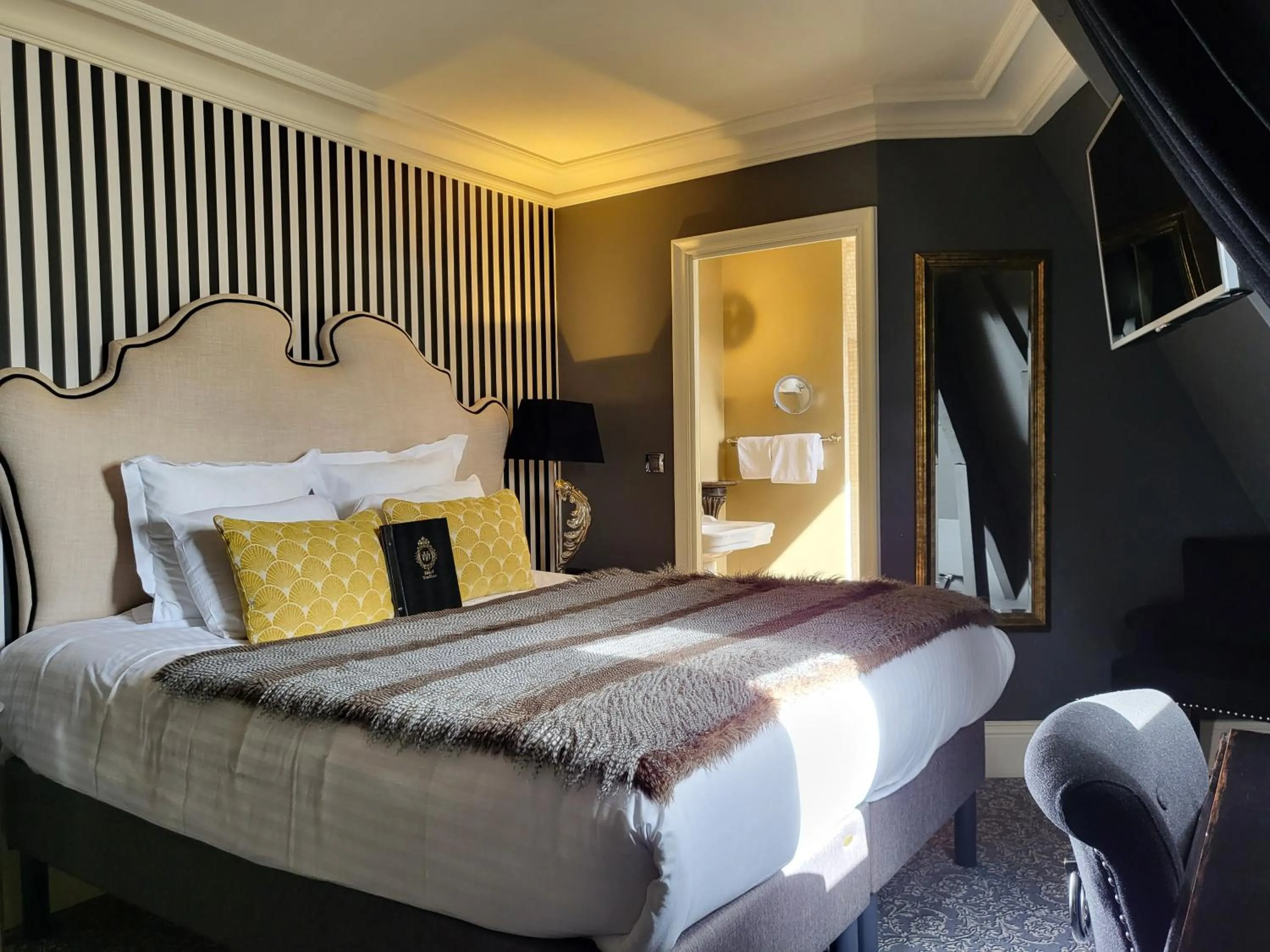 Bed in Hotel Vendome - BW Signature Collection