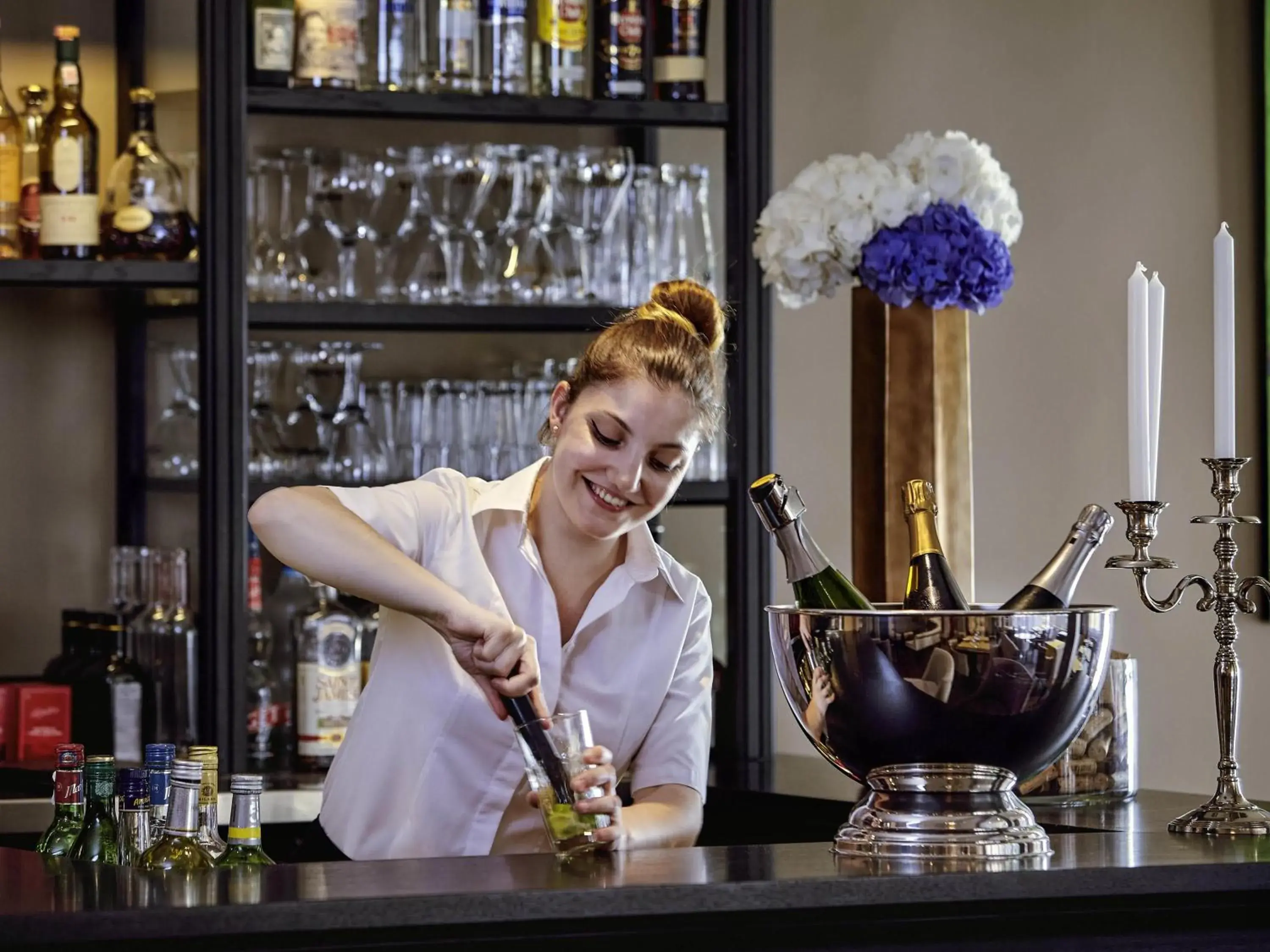 Lounge or bar in Mercure Paris Saint Cloud Hippodrome Lounge or bar in Mercure Paris Saint Cloud Hippodrome