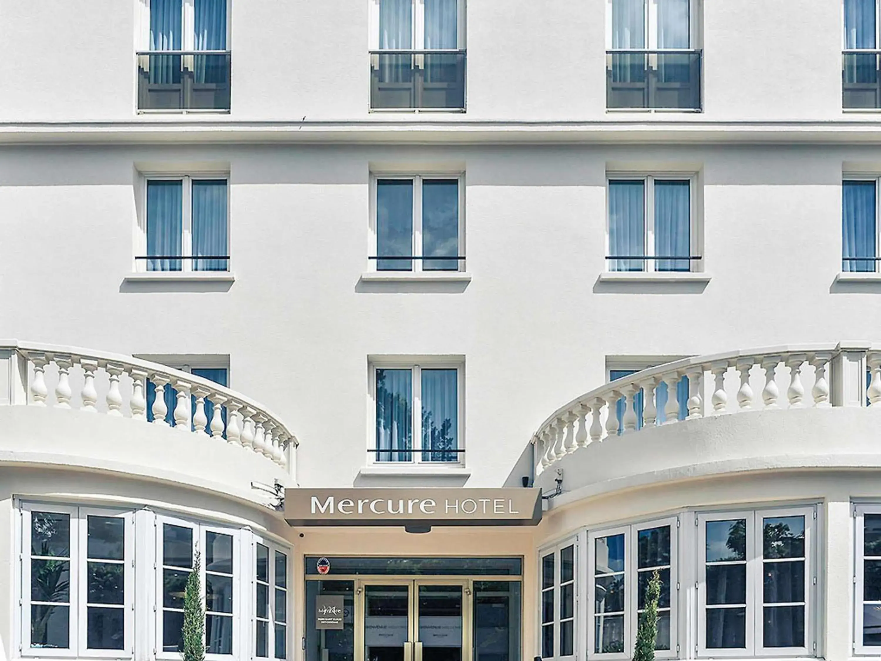 Property building in Mercure Paris Saint Cloud Hippodrome Property building in Mercure Paris Saint Cloud Hippodrome