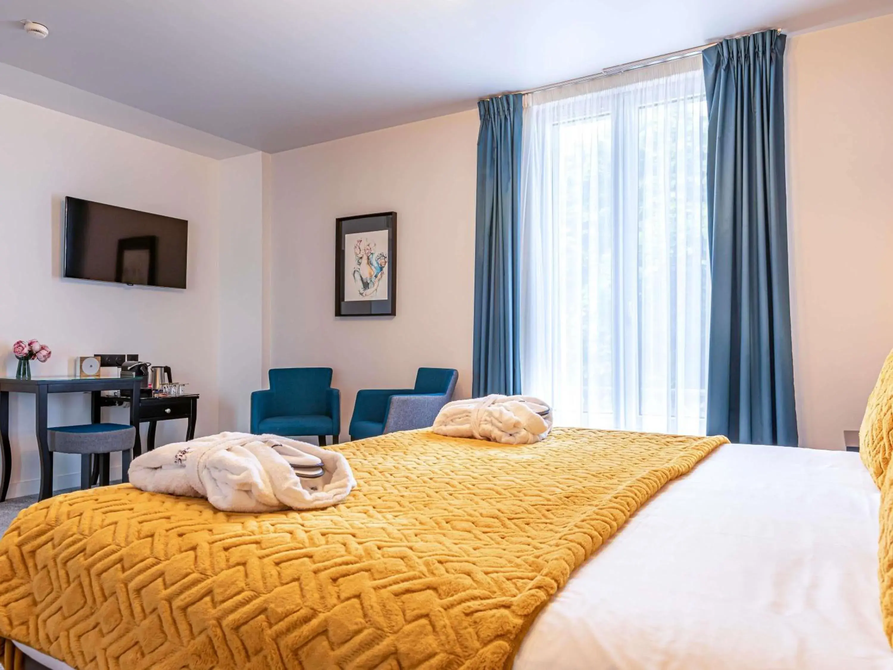 Bedroom, Bed in Mercure Paris Saint Cloud Hippodrome Bedroom, Bed in Mercure Paris Saint Cloud Hippodrome