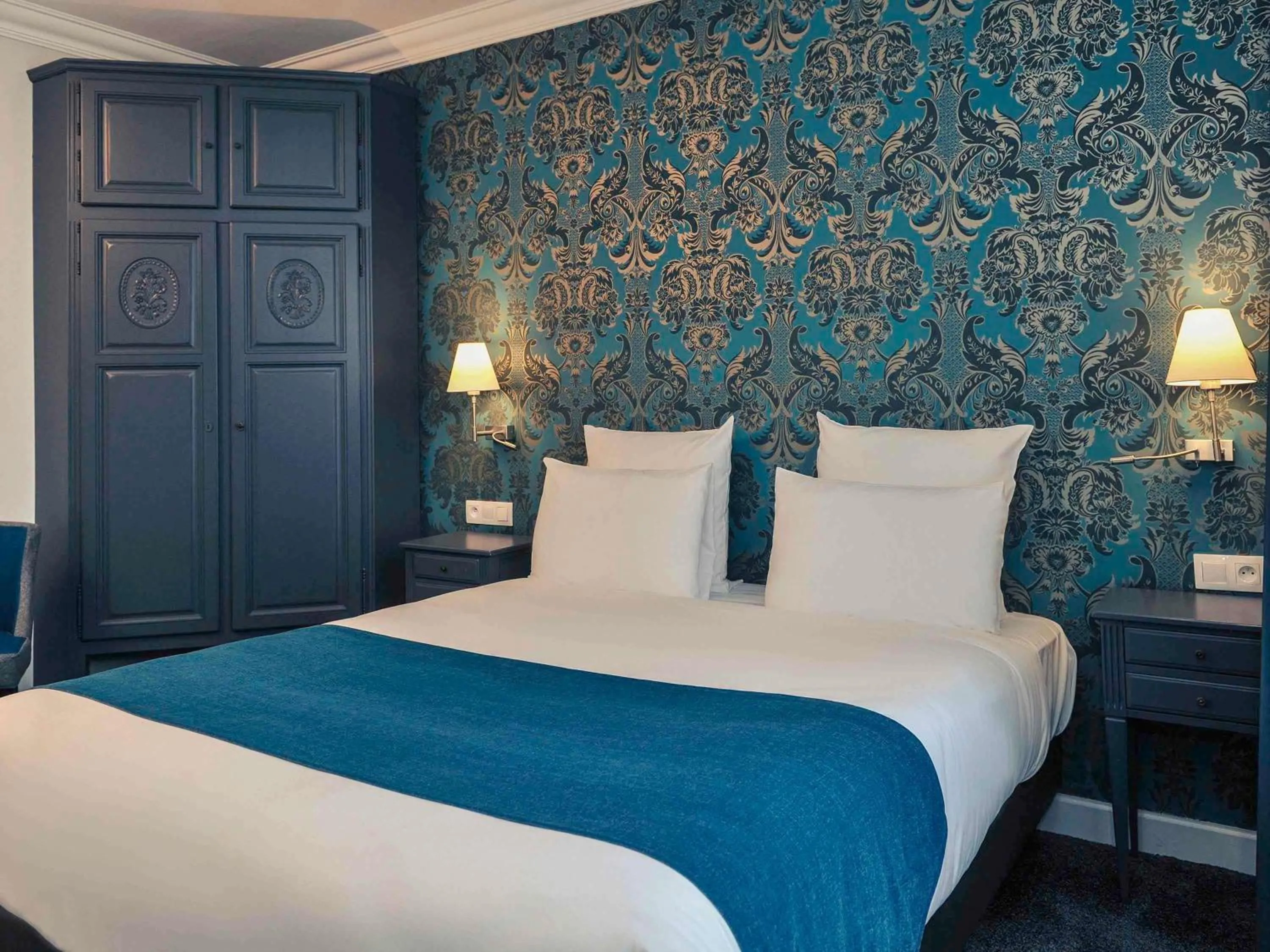 Bedroom, Bed in Mercure Paris Saint Cloud Hippodrome