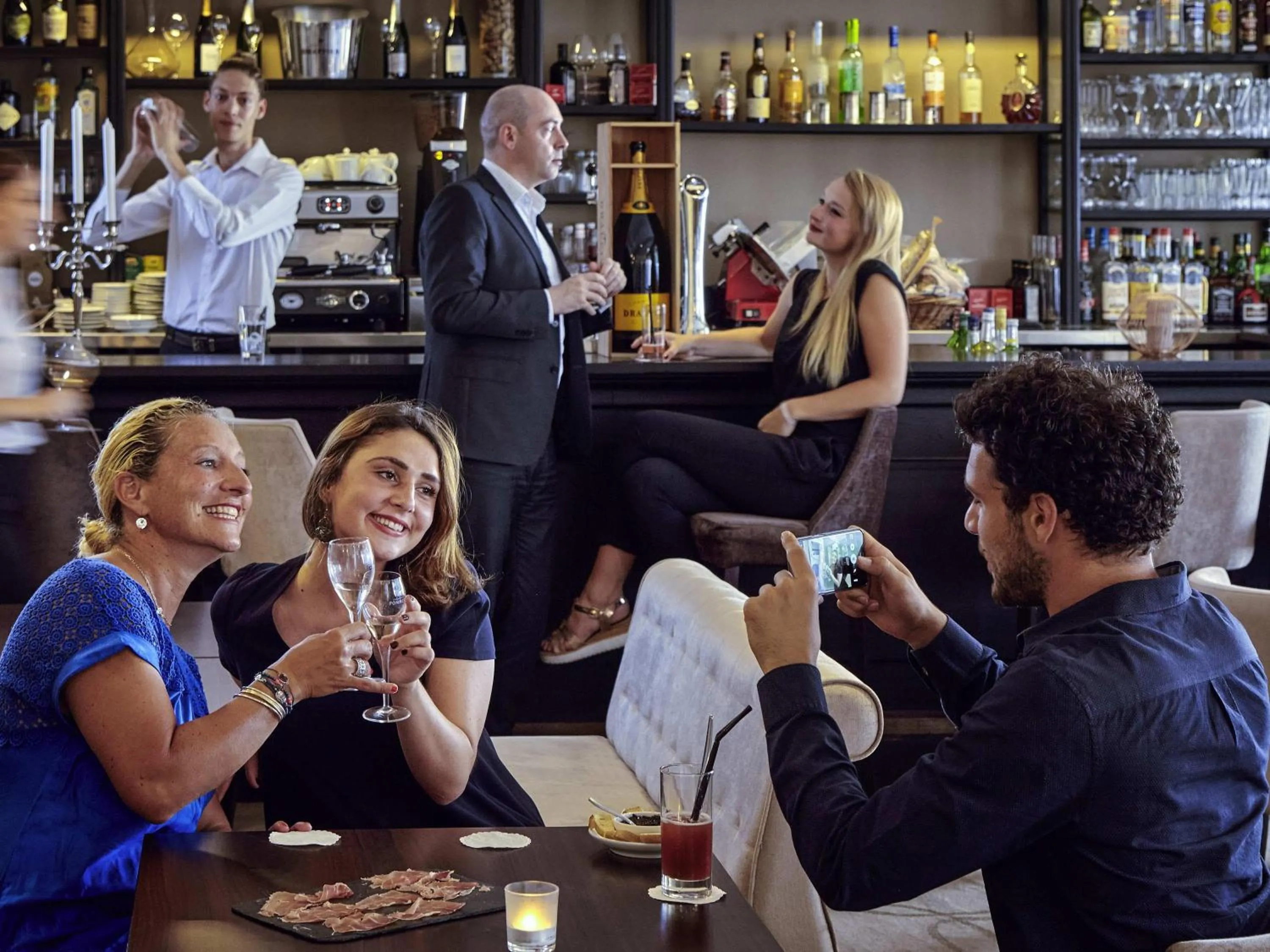 Lounge or bar in Mercure Paris Saint Cloud Hippodrome