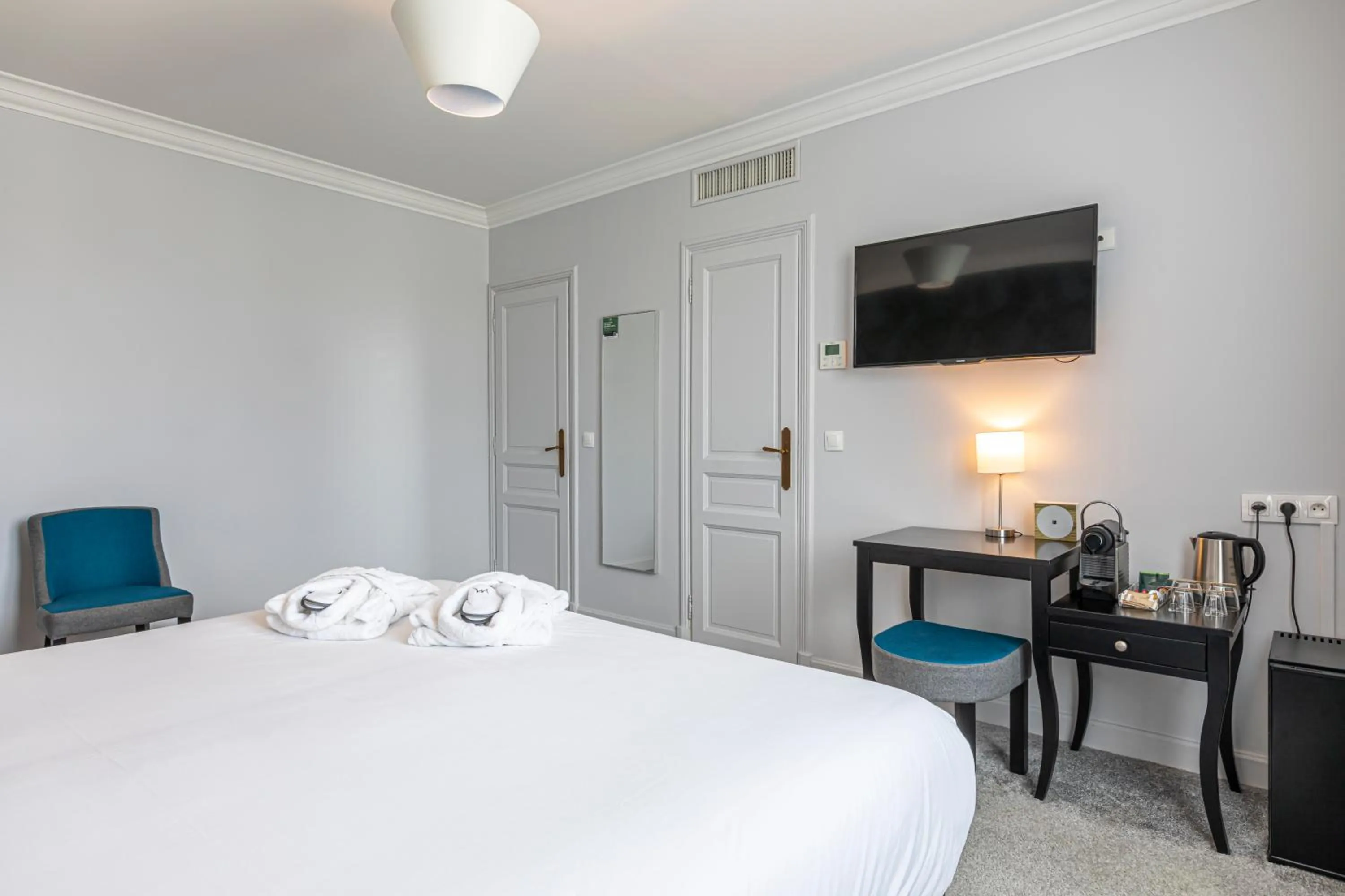 Bedroom, Bed in Mercure Paris Saint Cloud Hippodrome