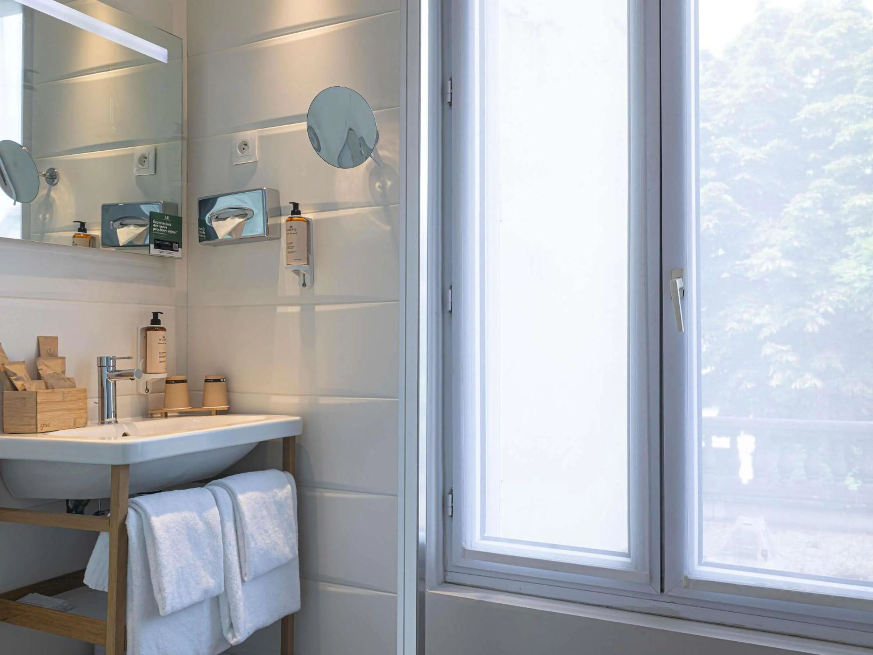 Bedroom in Mercure Paris Saint Cloud Hippodrome