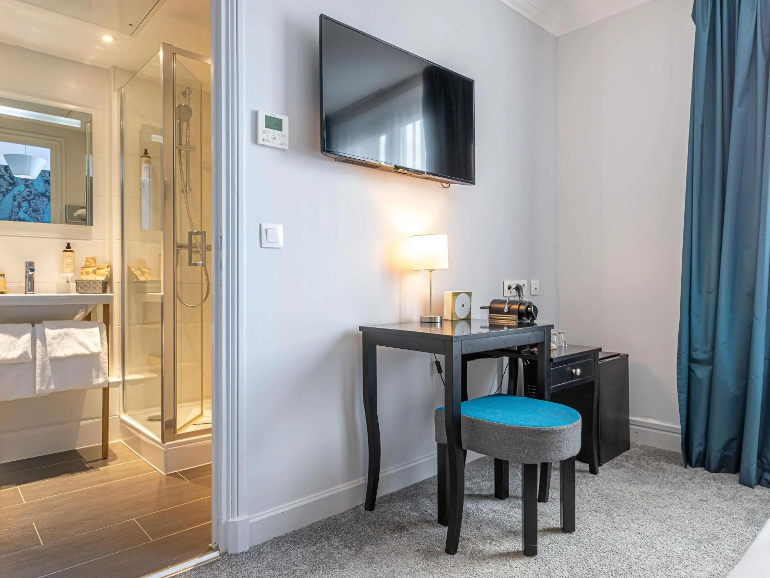 Bedroom in Mercure Paris Saint Cloud Hippodrome