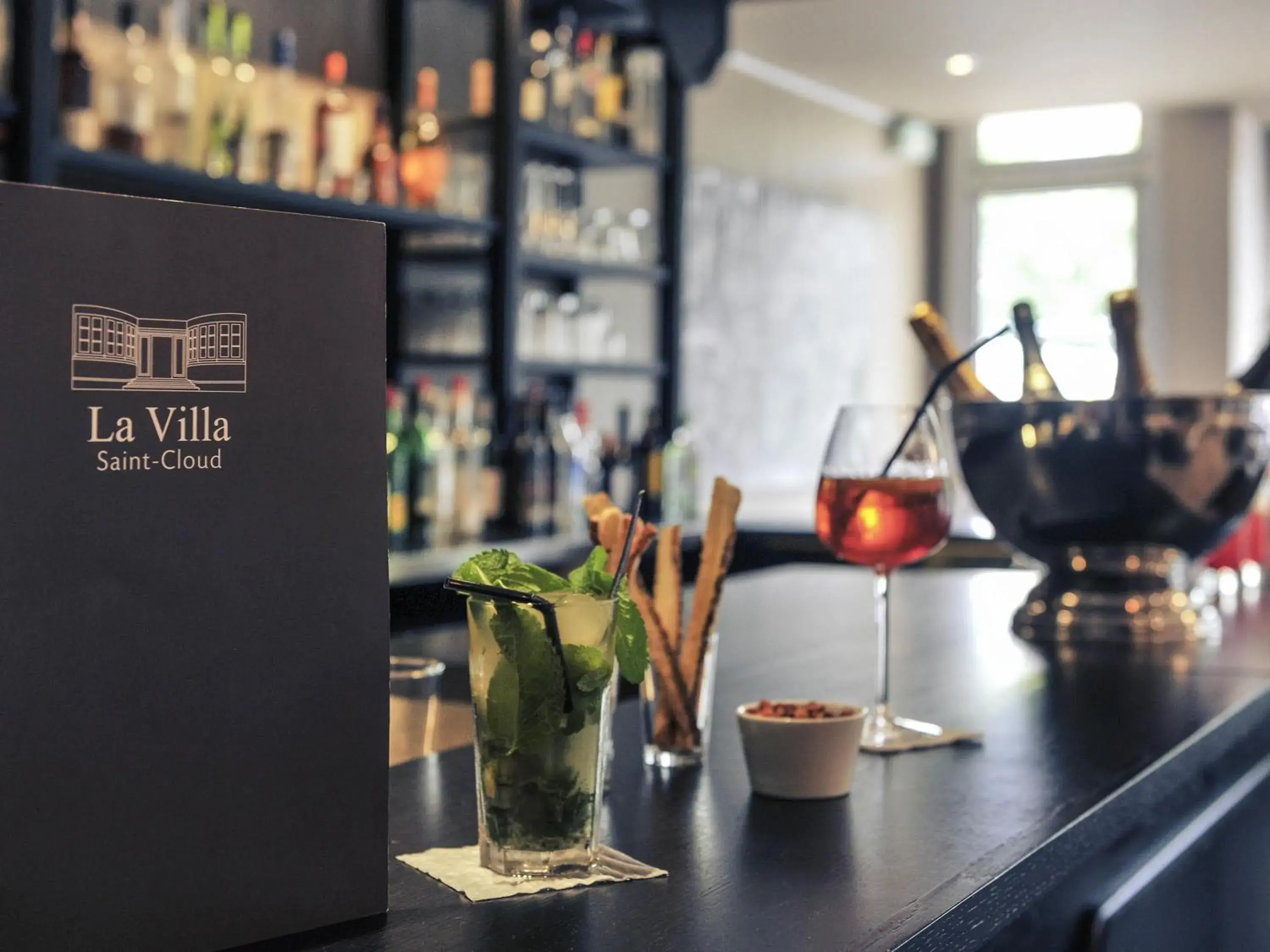 Lounge or bar in Mercure Paris Saint Cloud Hippodrome Lounge or bar in Mercure Paris Saint Cloud Hippodrome