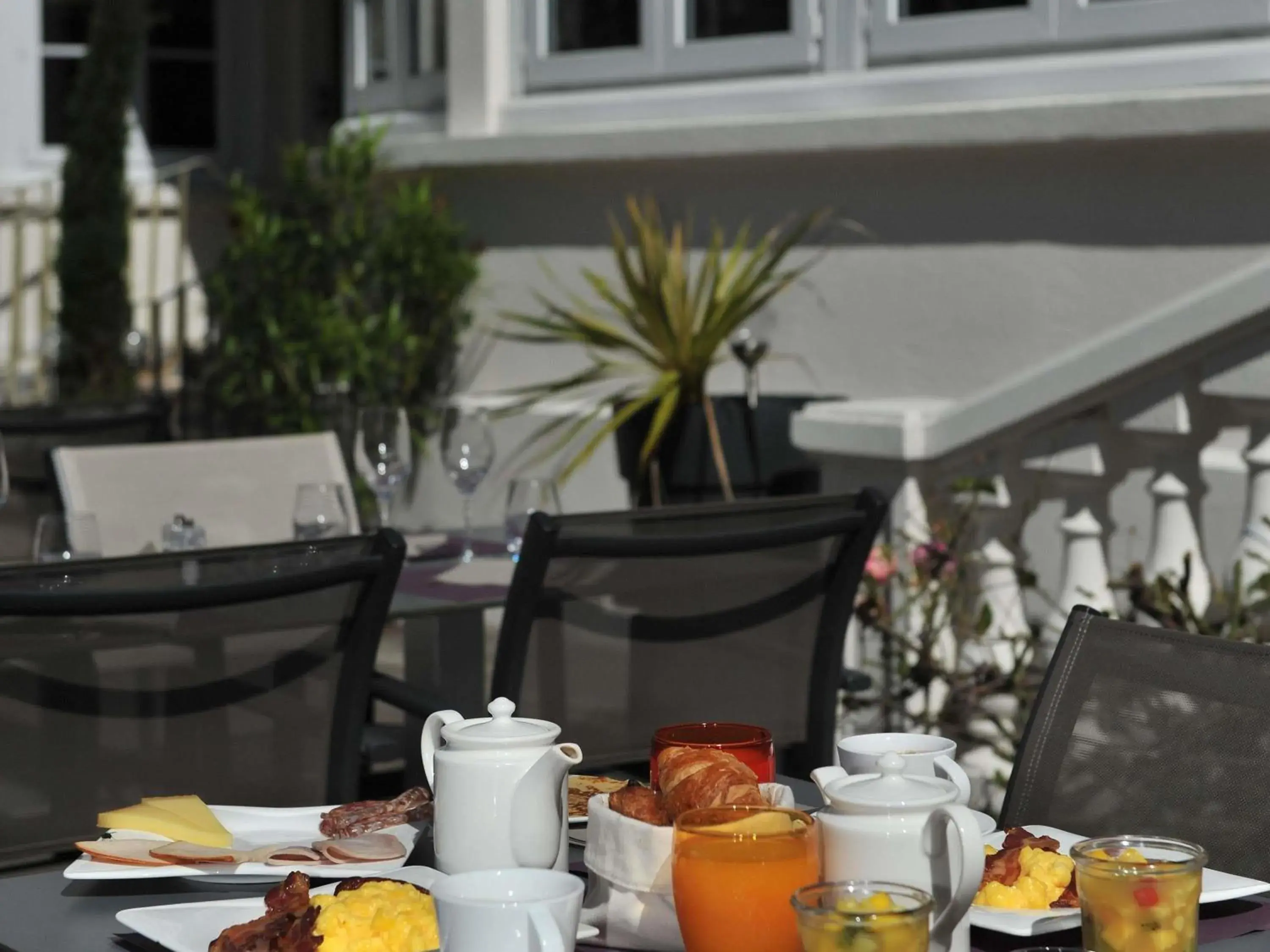 Breakfast in Mercure Paris Saint Cloud Hippodrome Breakfast in Mercure Paris Saint Cloud Hippodrome