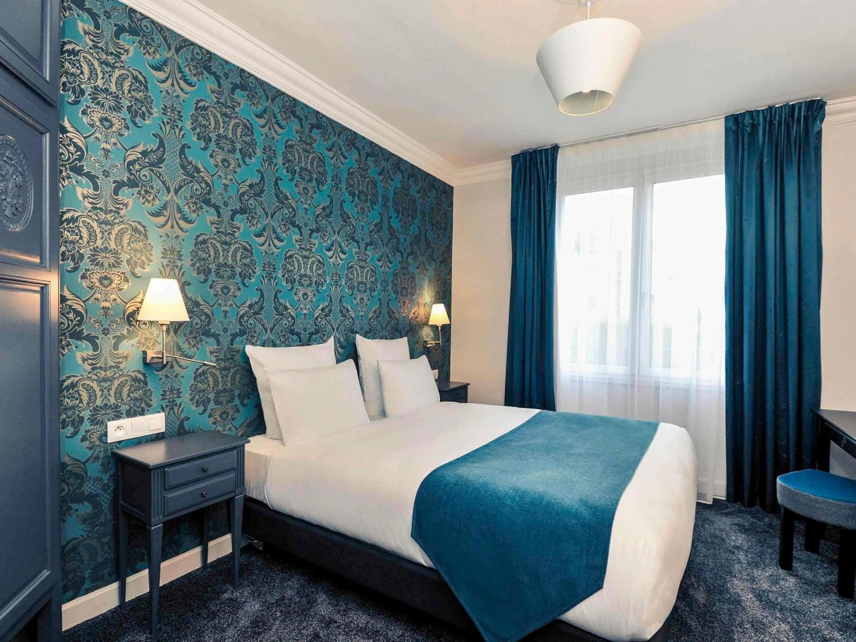 Bedroom, Bed in Mercure Paris Saint Cloud Hippodrome