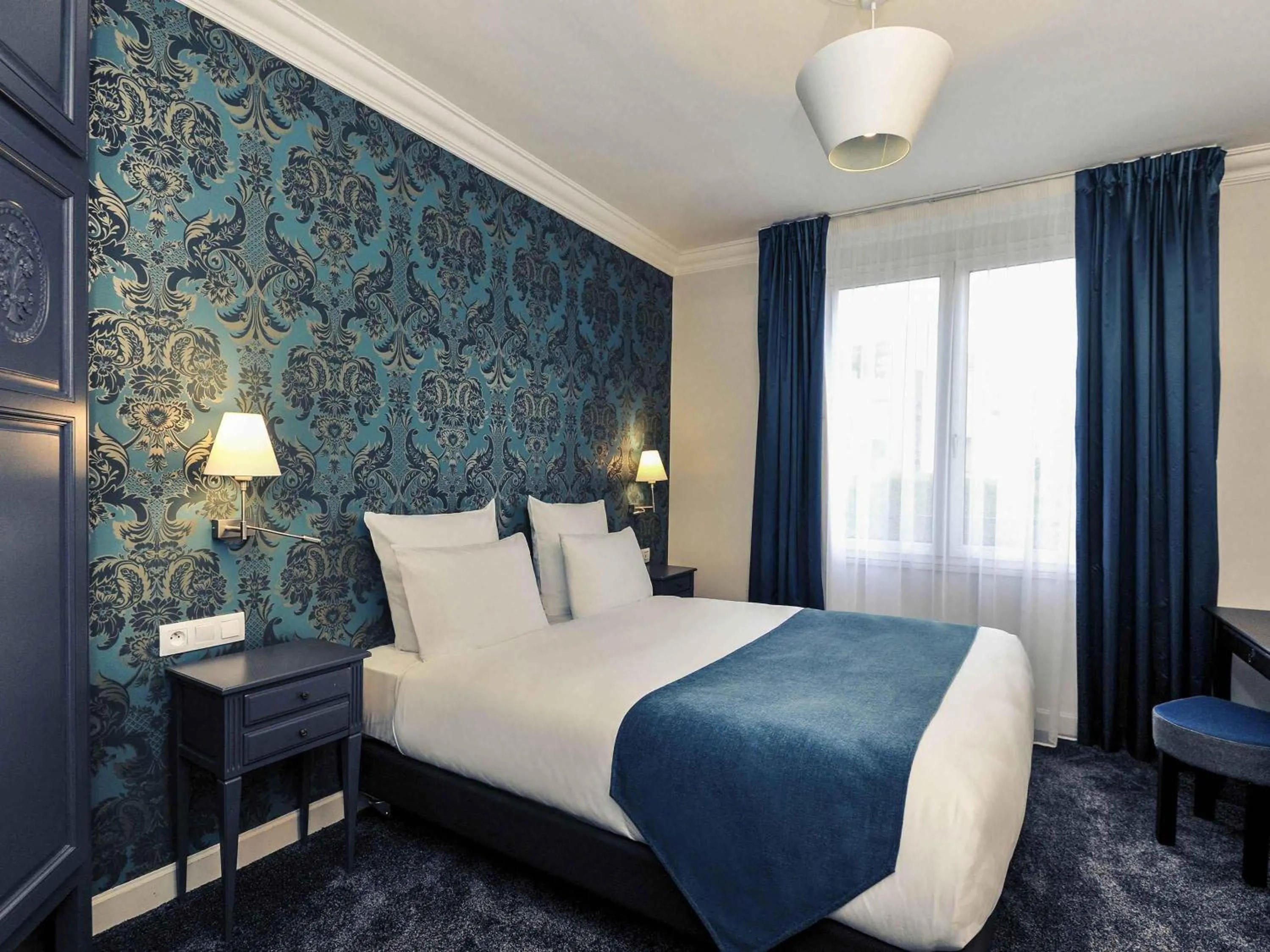 Bedroom, Bed in Mercure Paris Saint Cloud Hippodrome