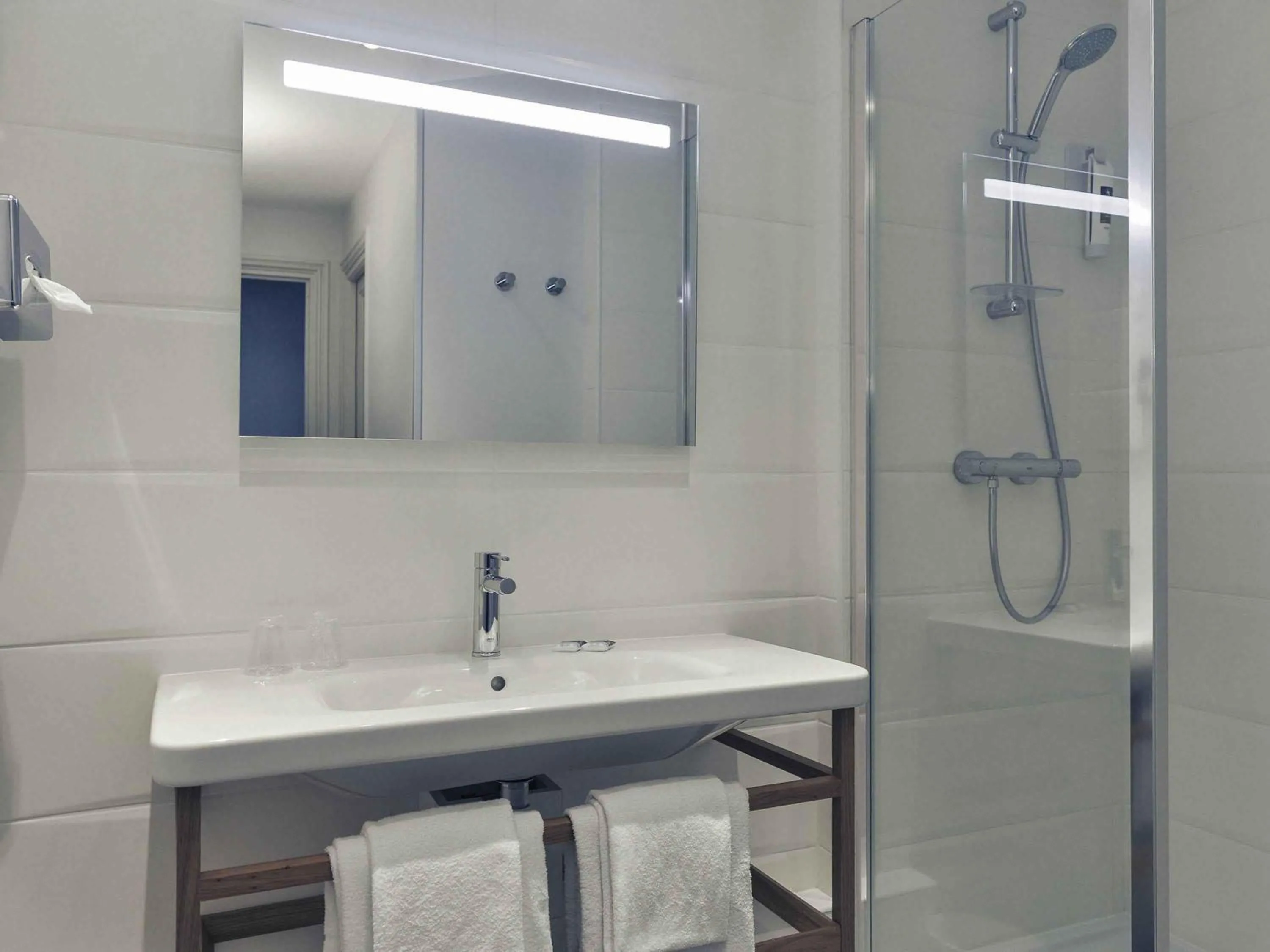 Bedroom in Mercure Paris Saint Cloud Hippodrome