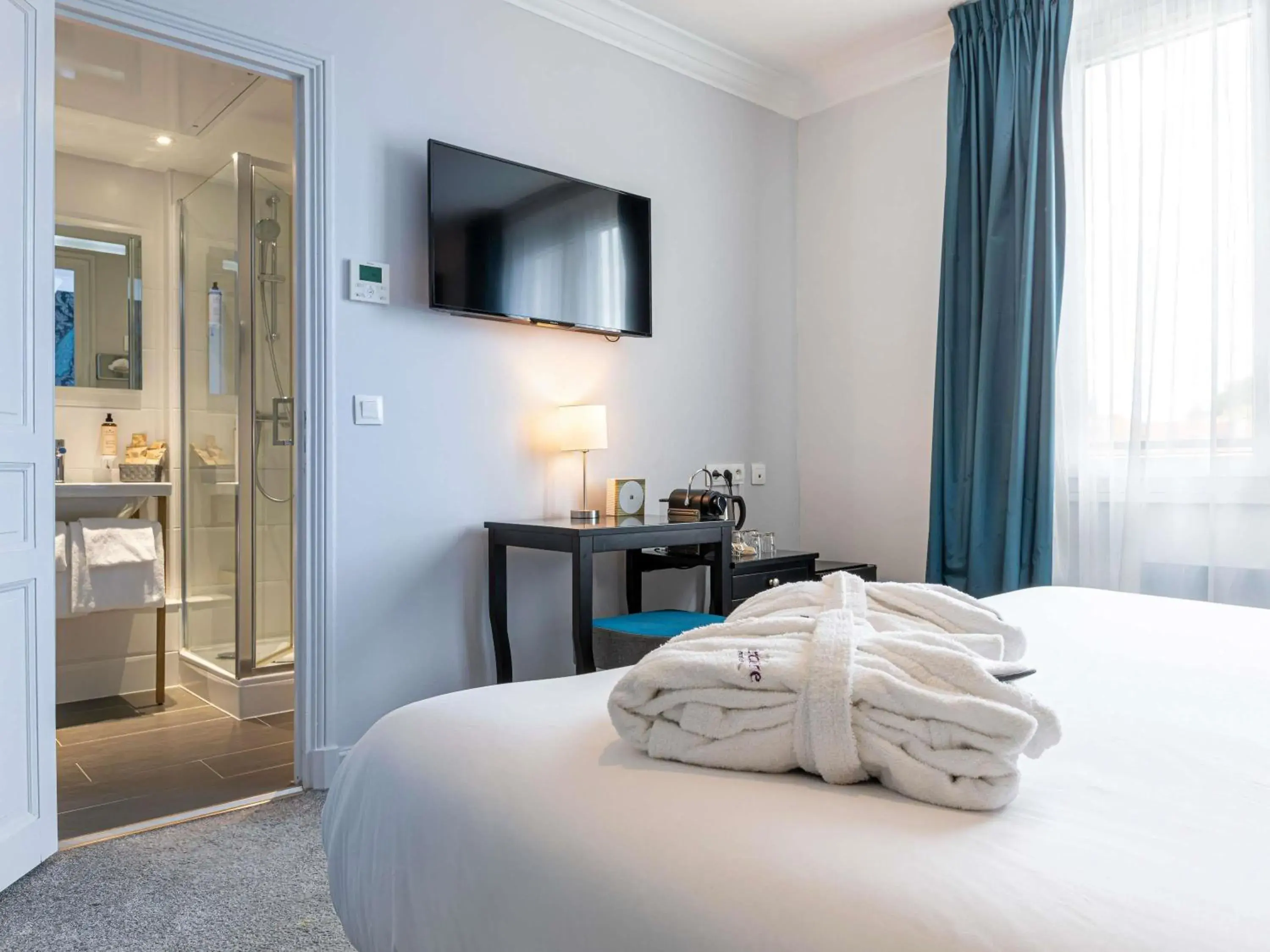 Bedroom, Bed in Mercure Paris Saint Cloud Hippodrome Bedroom, Bed in Mercure Paris Saint Cloud Hippodrome