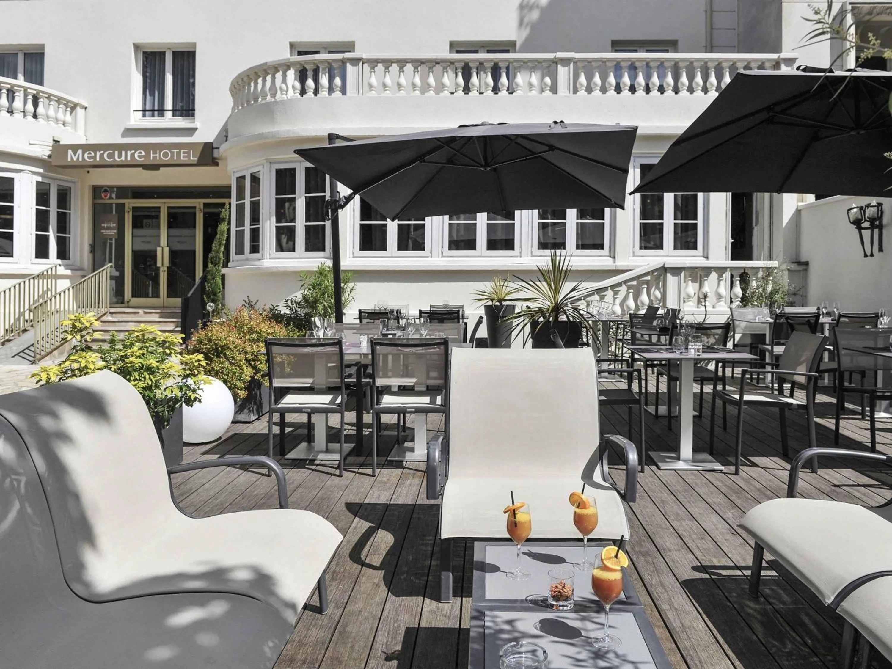 Lounge or bar in Mercure Paris Saint Cloud Hippodrome