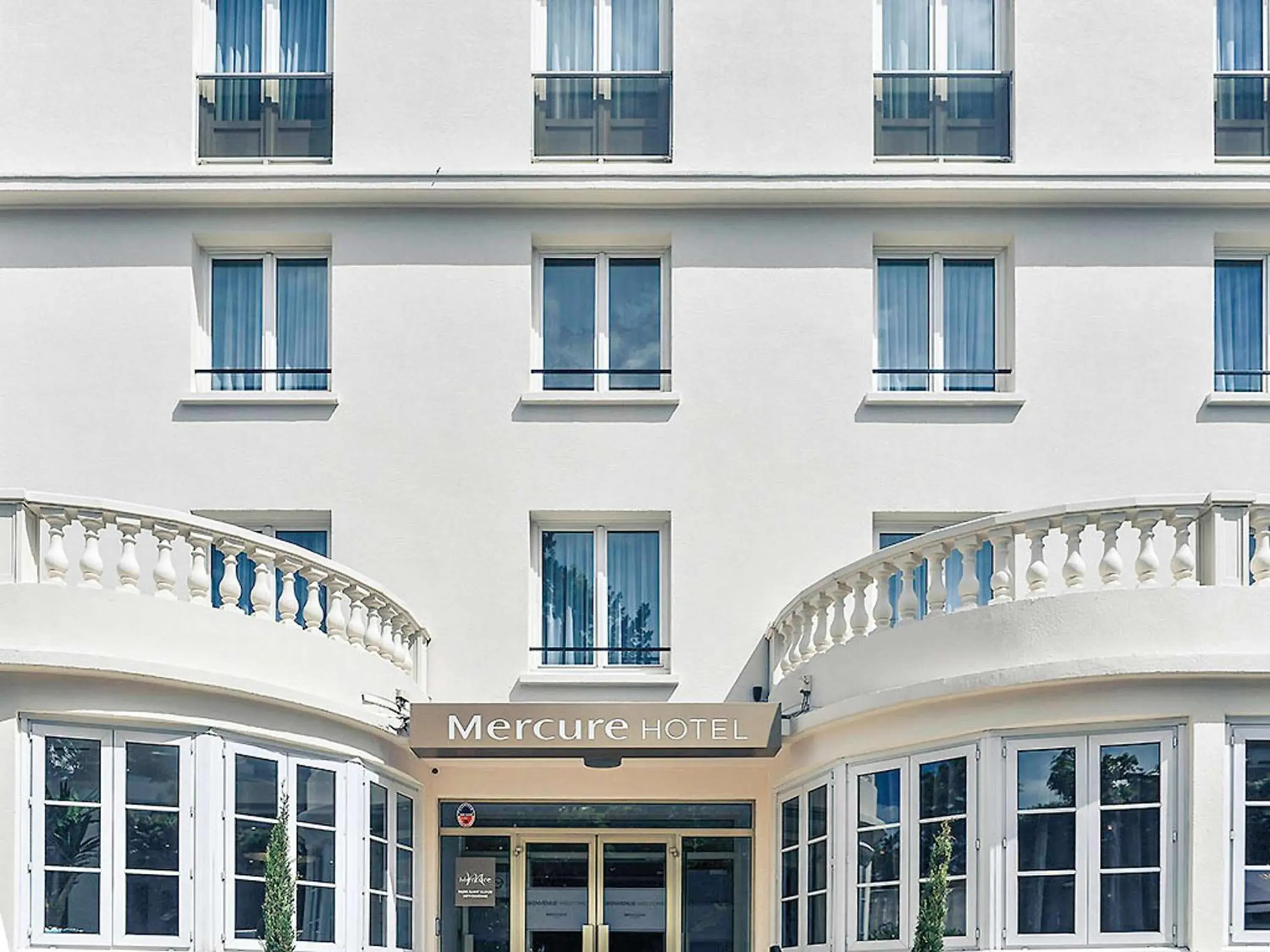 Property building in Mercure Paris Saint Cloud Hippodrome Property building in Mercure Paris Saint Cloud Hippodrome
