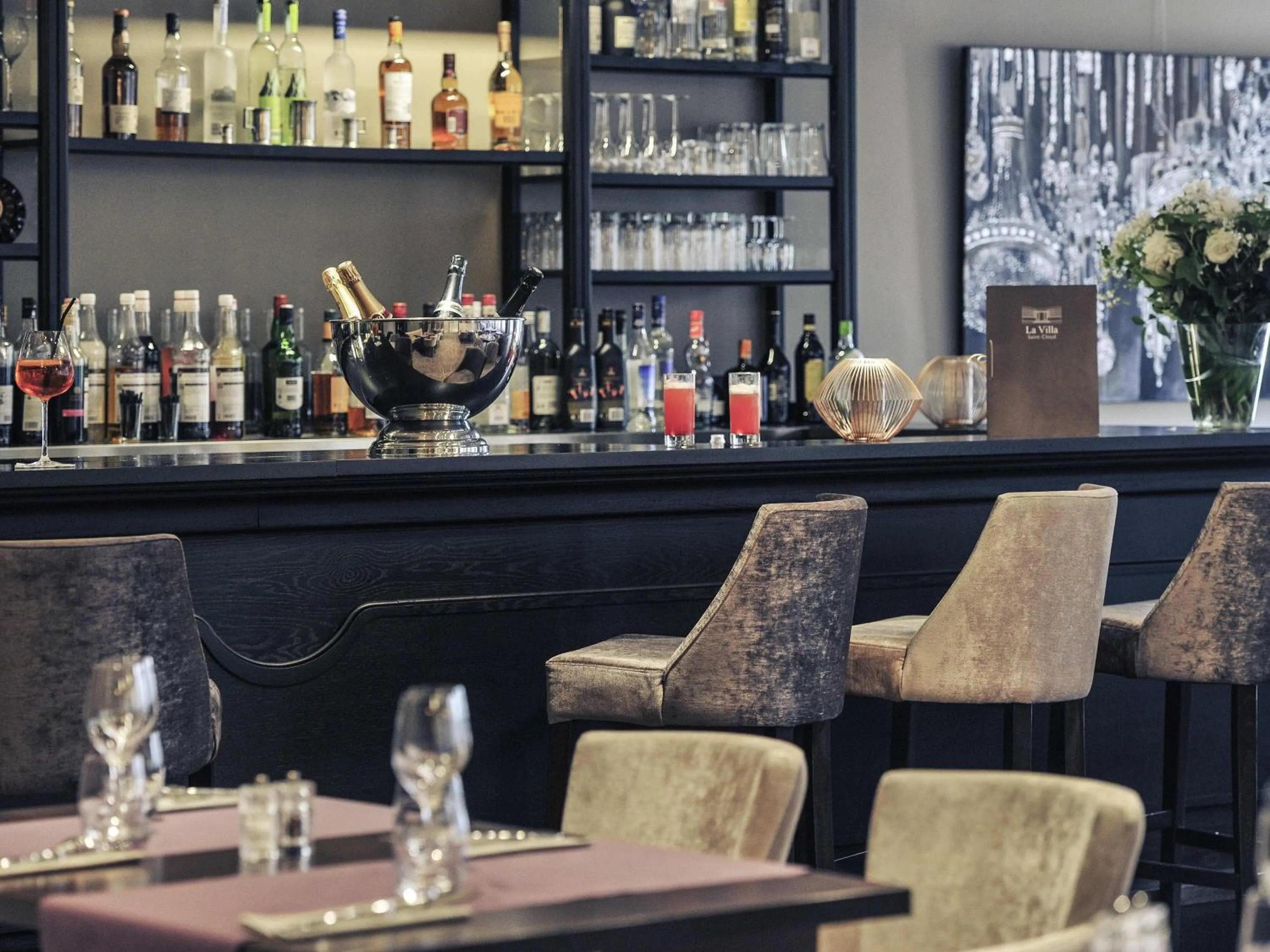 Lounge or bar in Mercure Paris Saint Cloud Hippodrome
