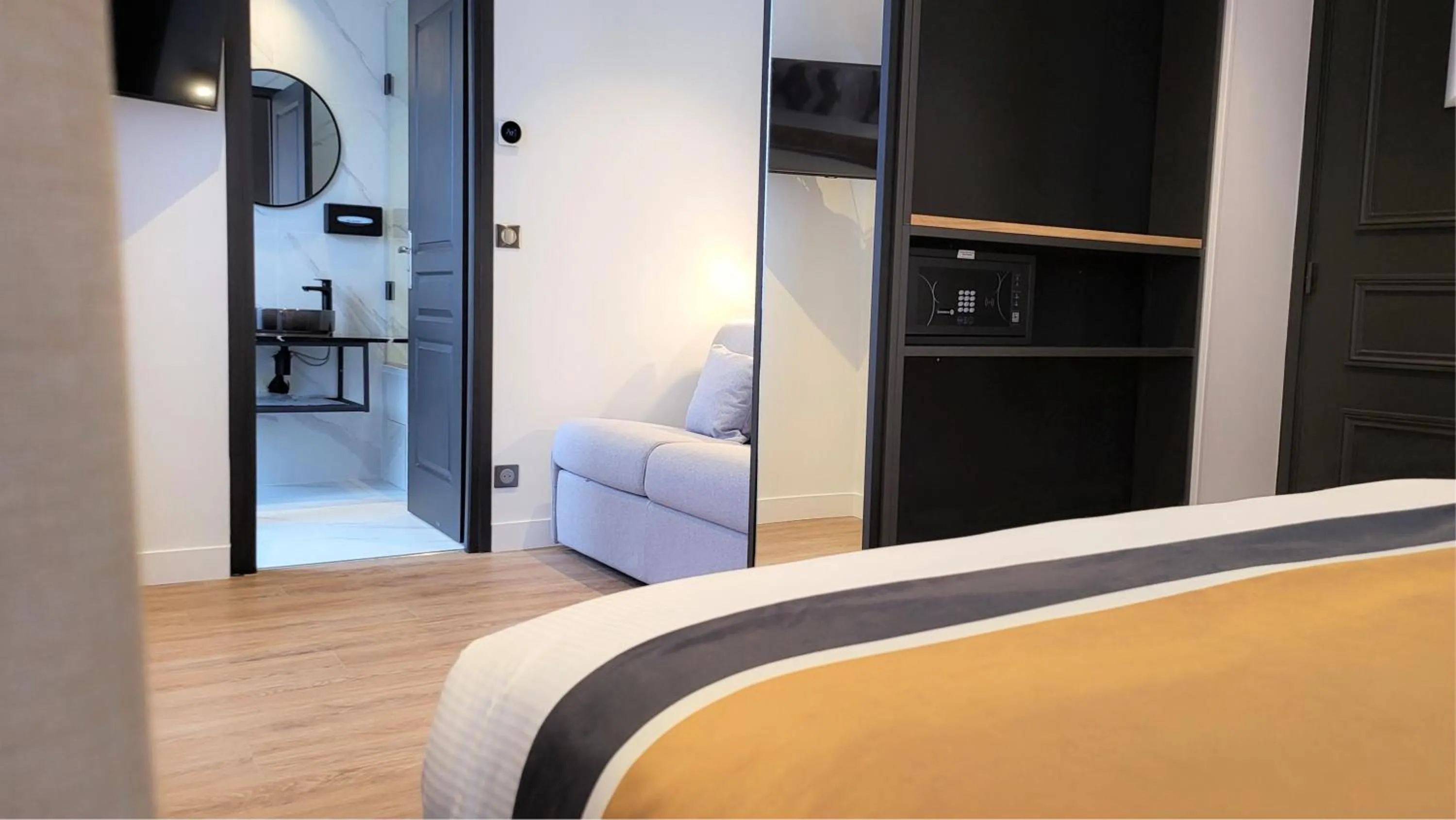 Bed in Star Champs-Elysées