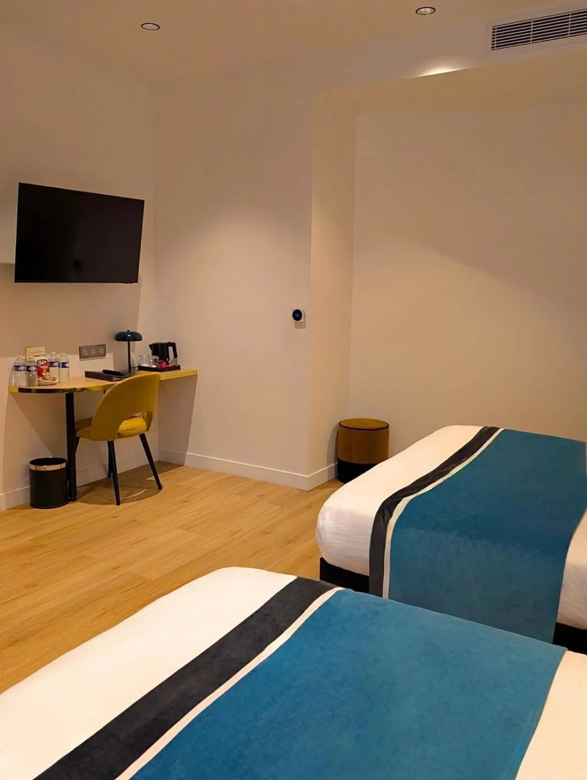 Bed in Star Champs-Elysées