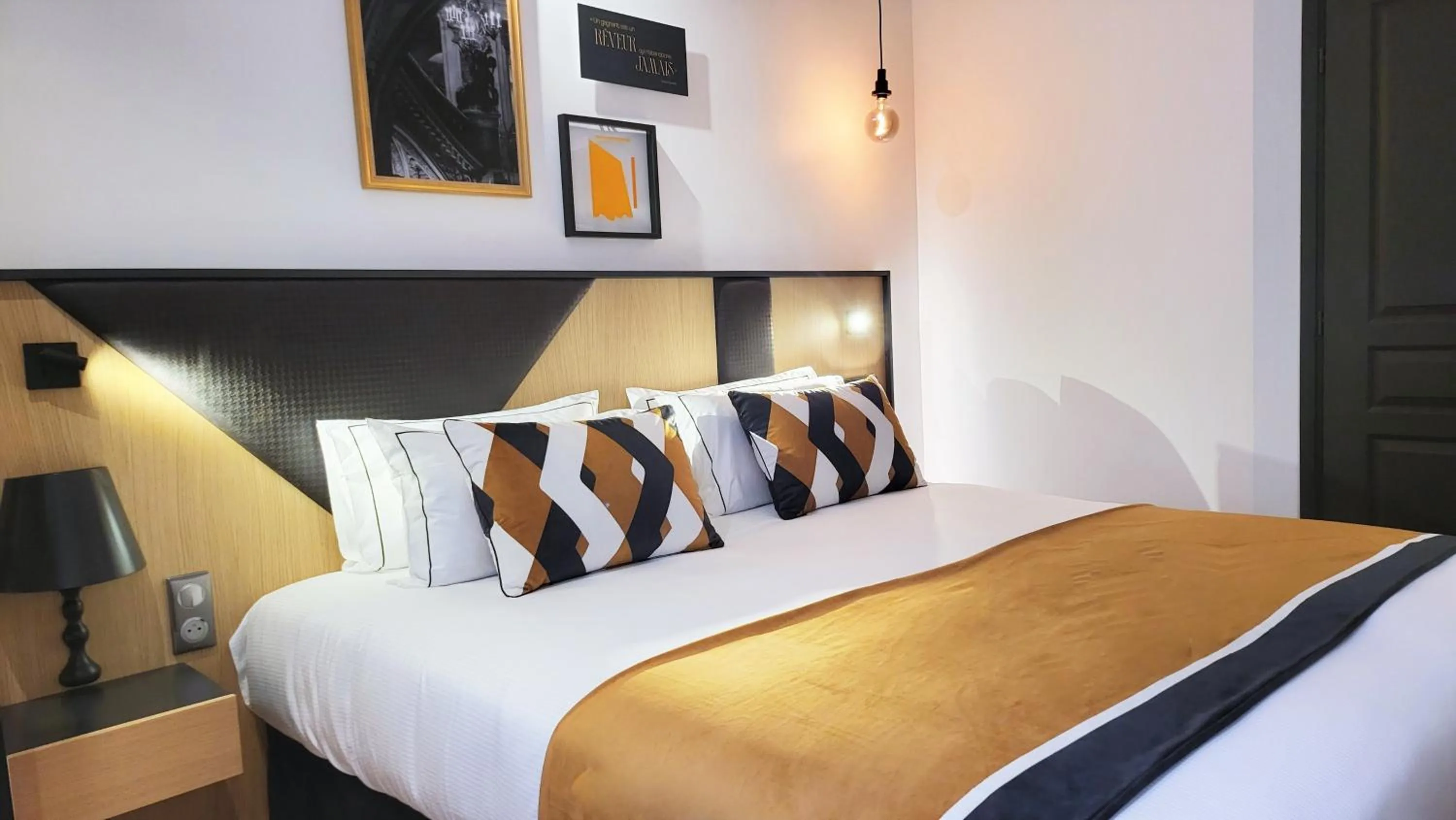 Bed in Star Champs-Elysées