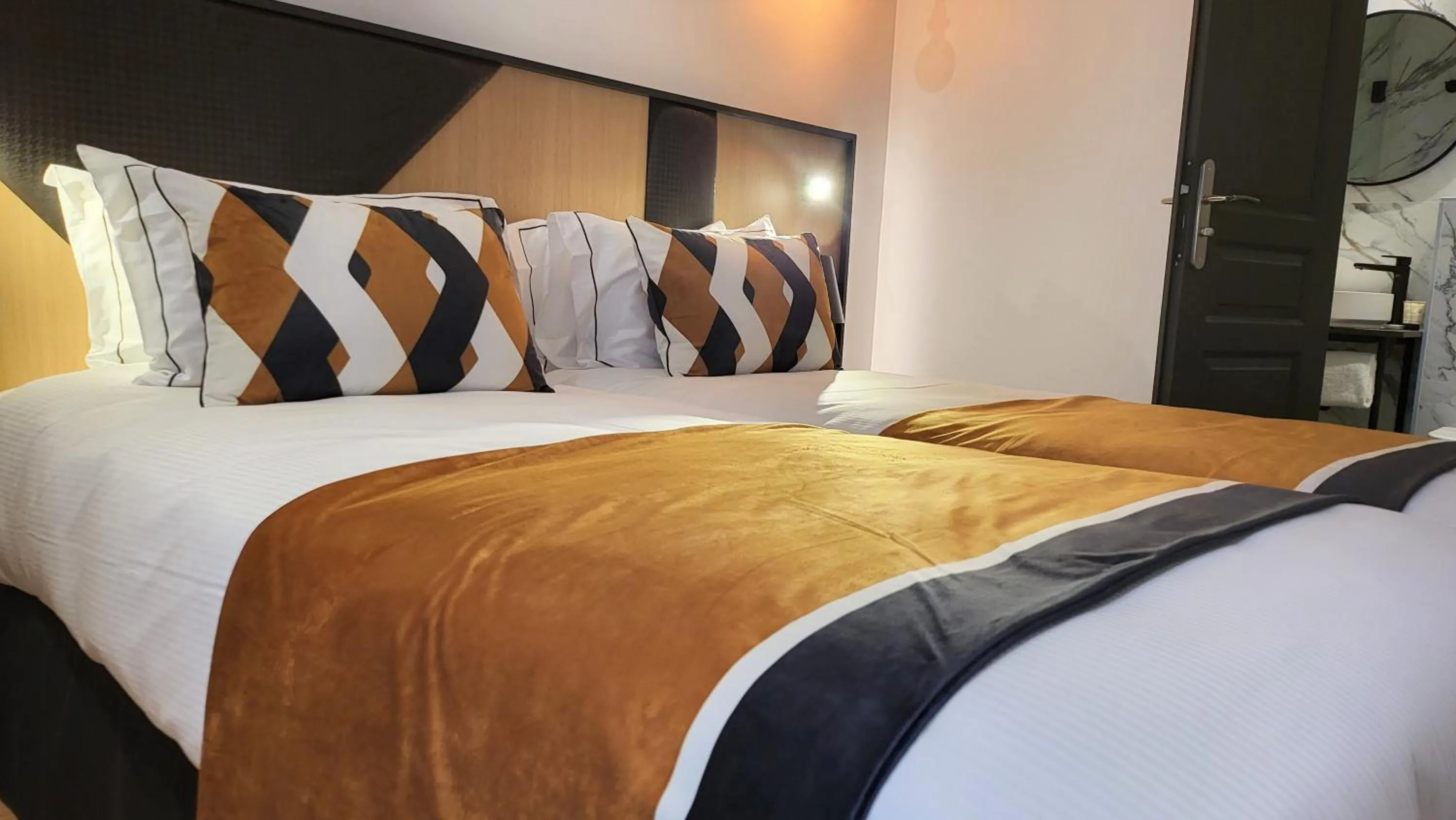 Bed in Star Champs-Elysées