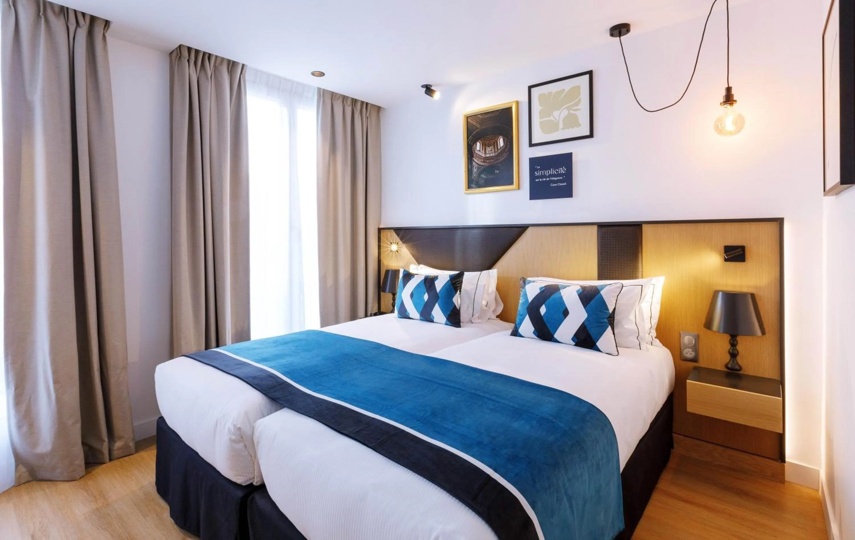 Bed in Star Champs-Elysées