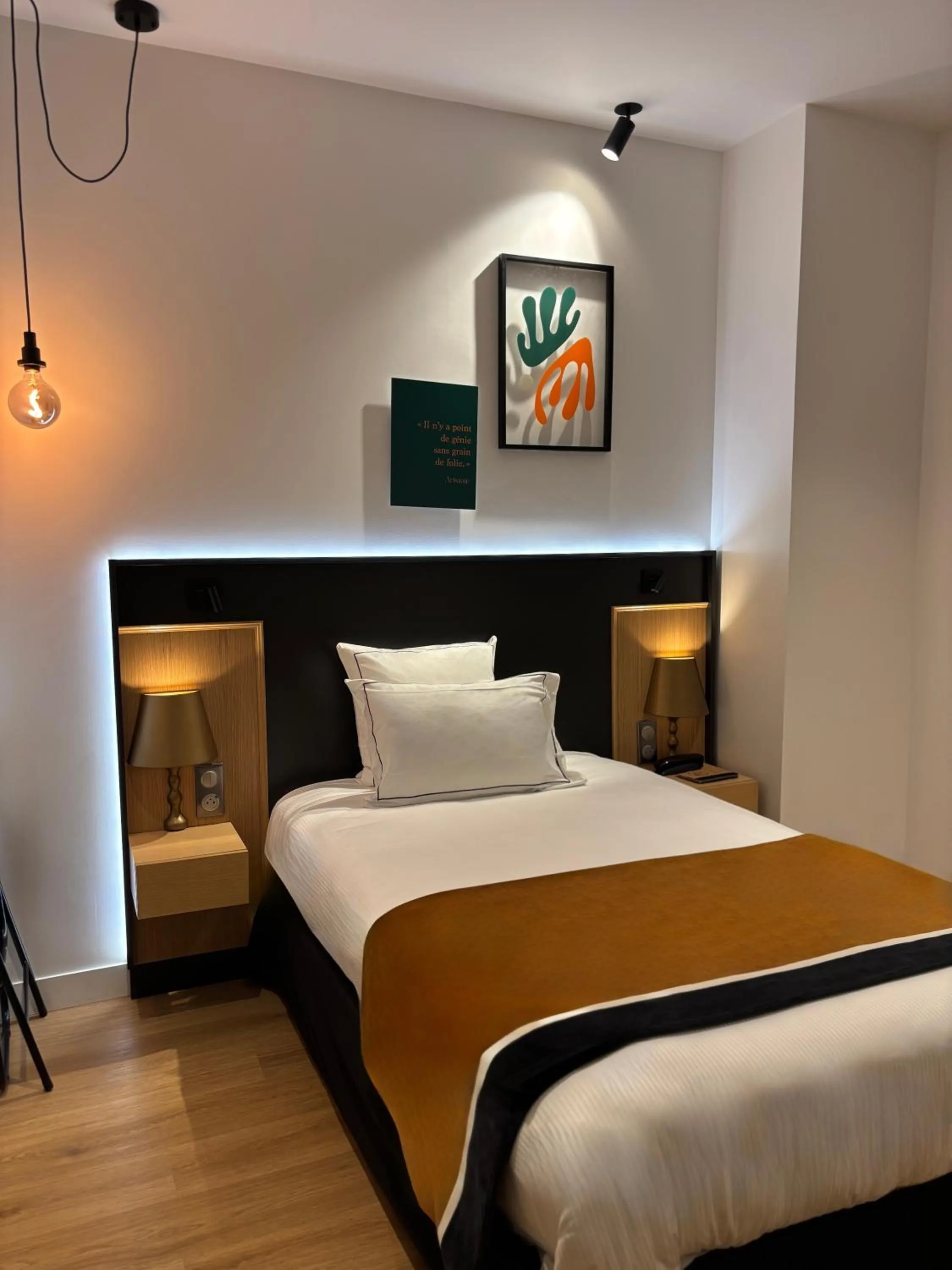 Bed in Star Champs-Elysées