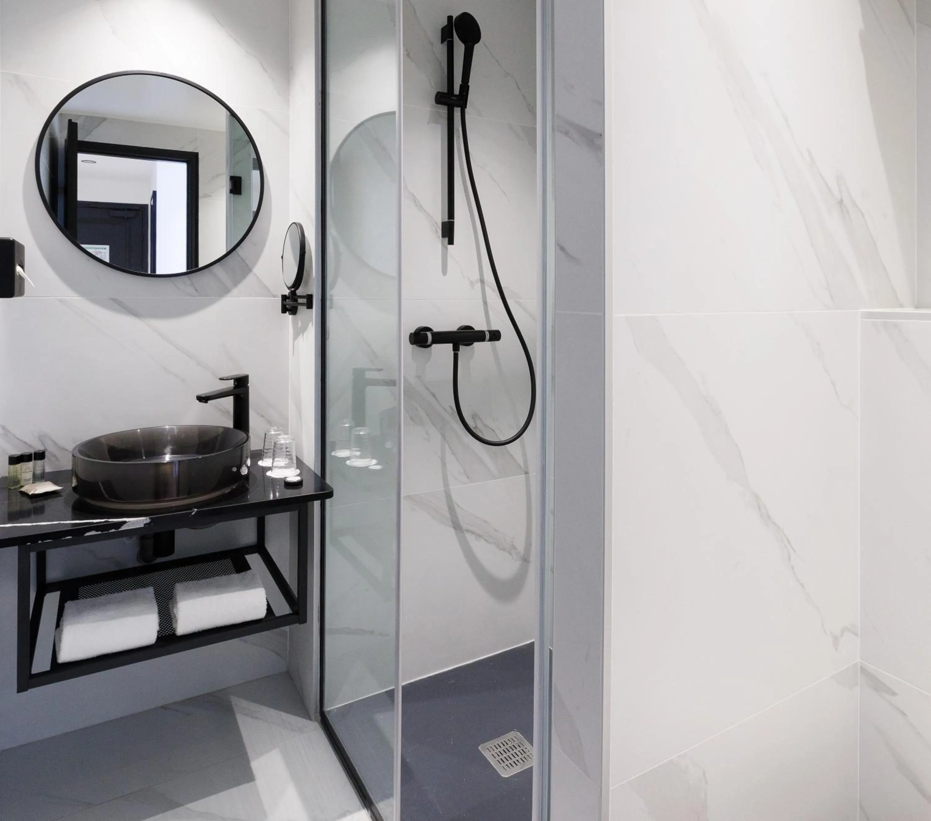 Shower in Star Champs-Elysées