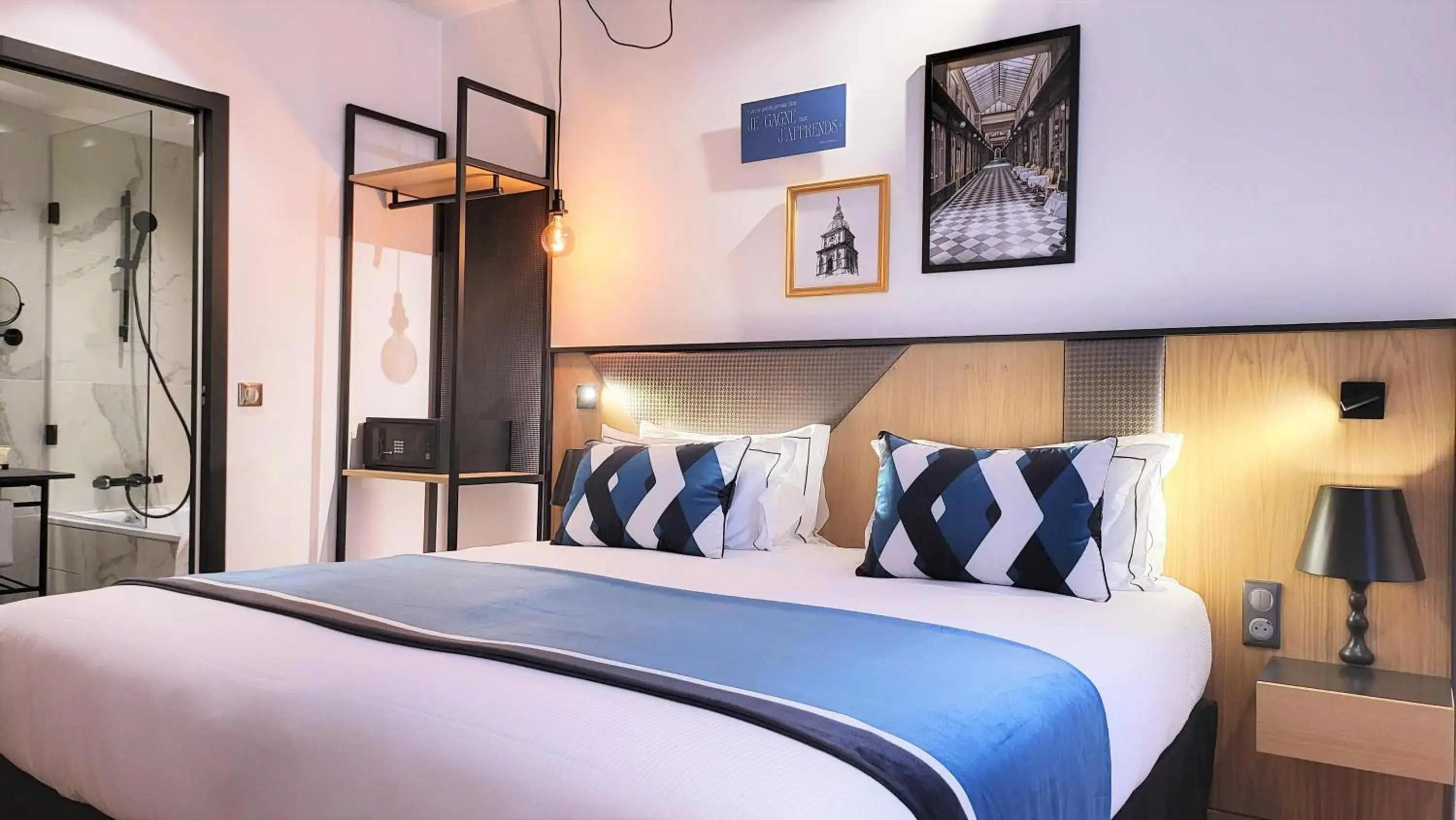 Family Room in Star Champs-Elysées Family Room in Star Champs-Elysées