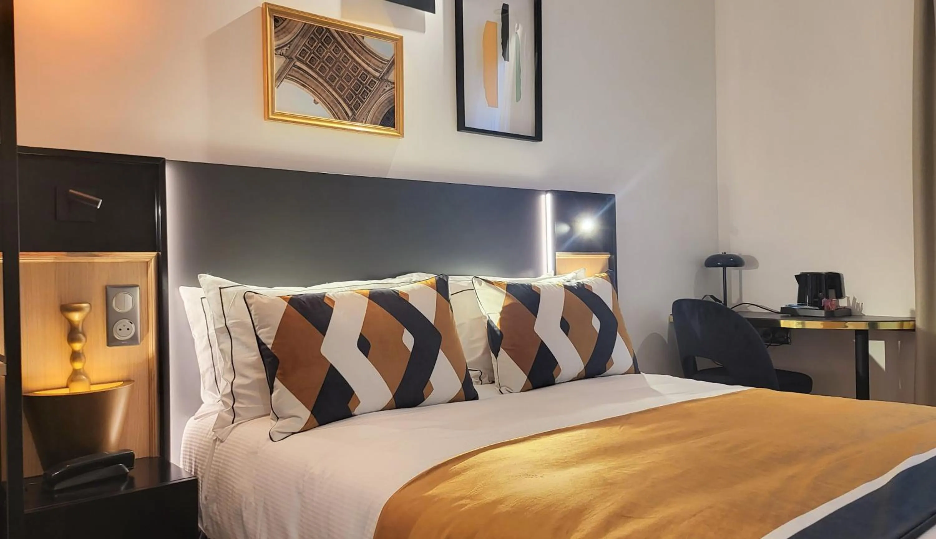 Bed in Star Champs-Elysées