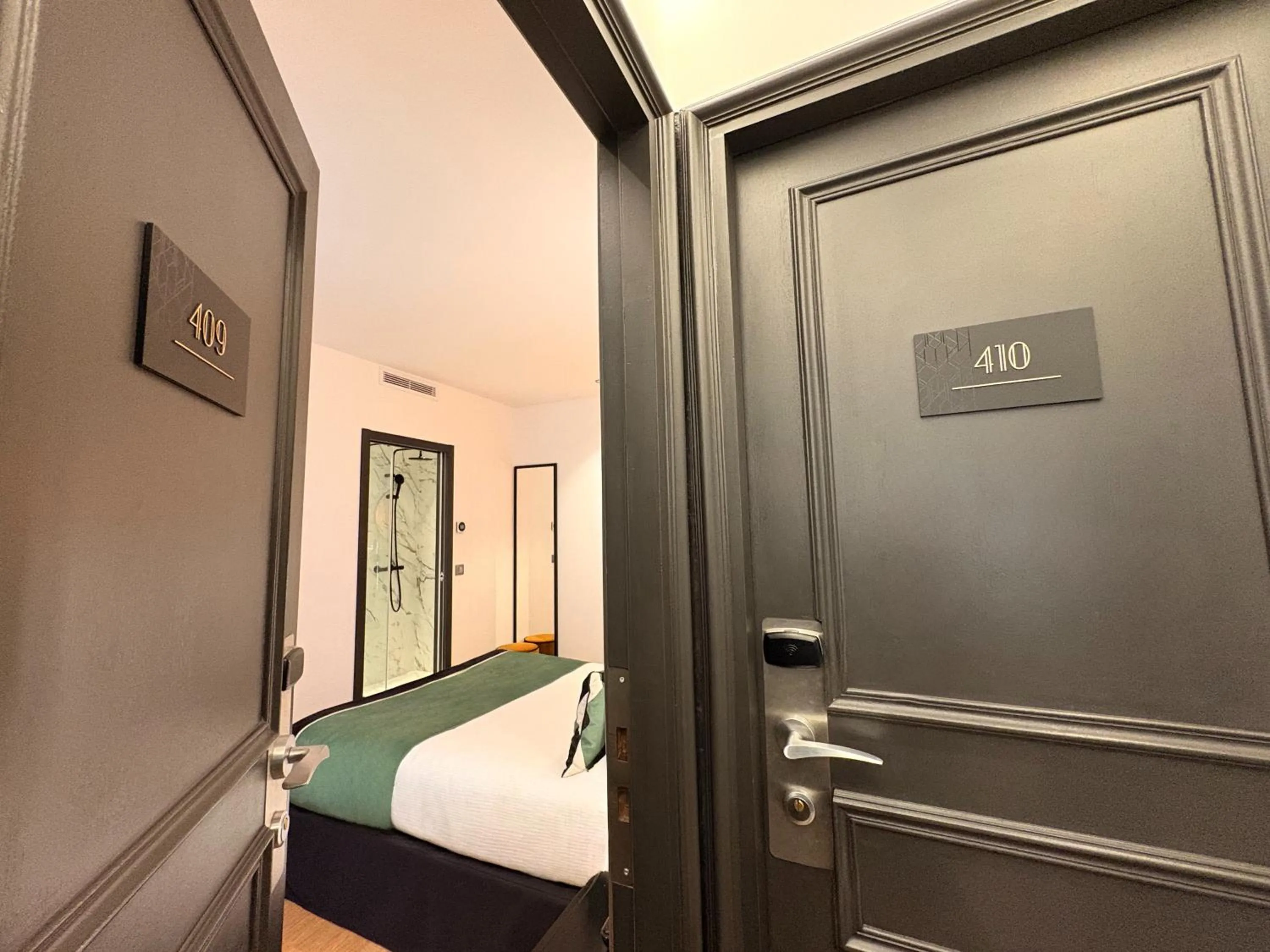 Bed in Star Champs-Elysées