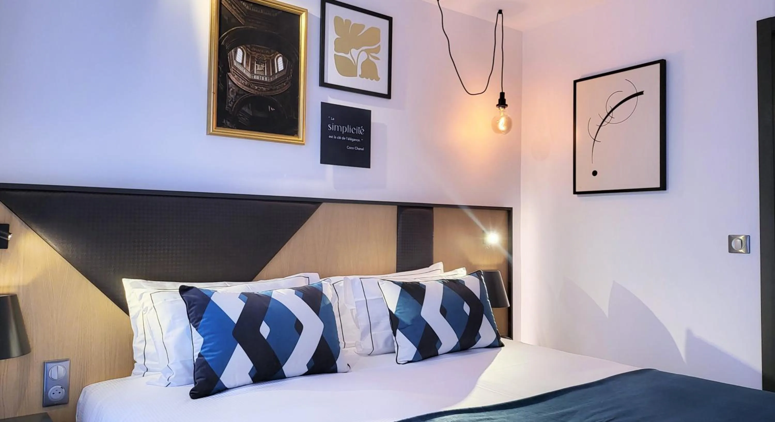 Bed in Star Champs-Elysées