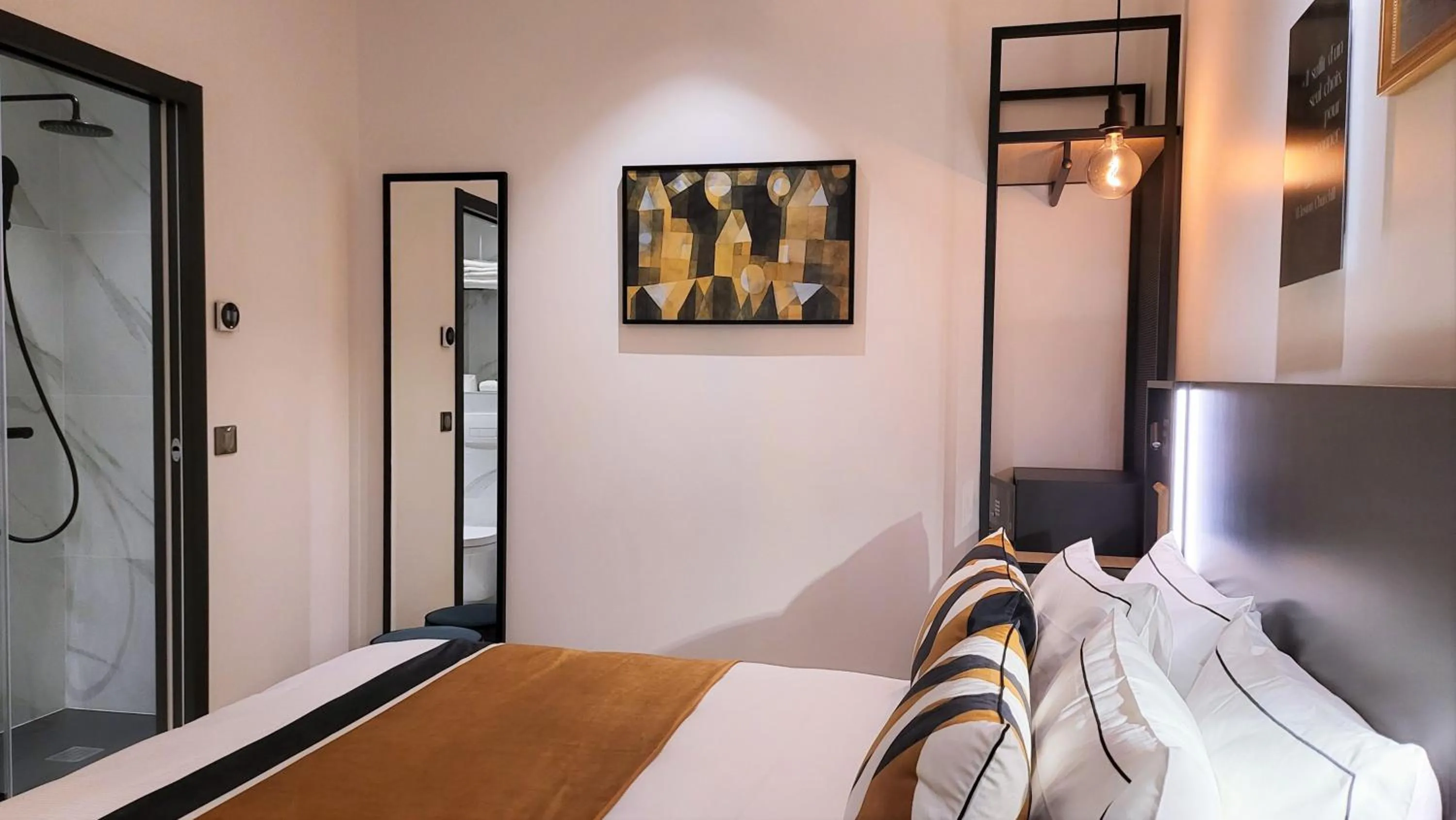 Bed in Star Champs-Elysées