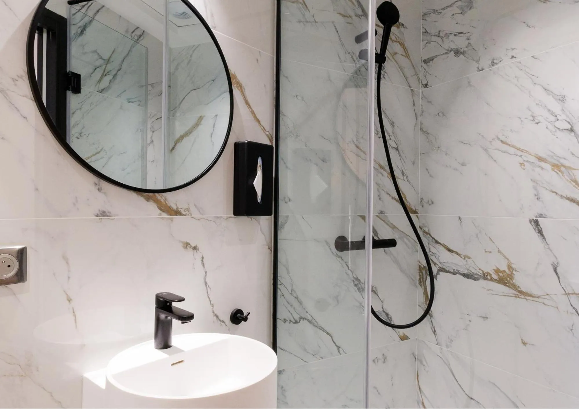 Shower in Star Champs-Elysées