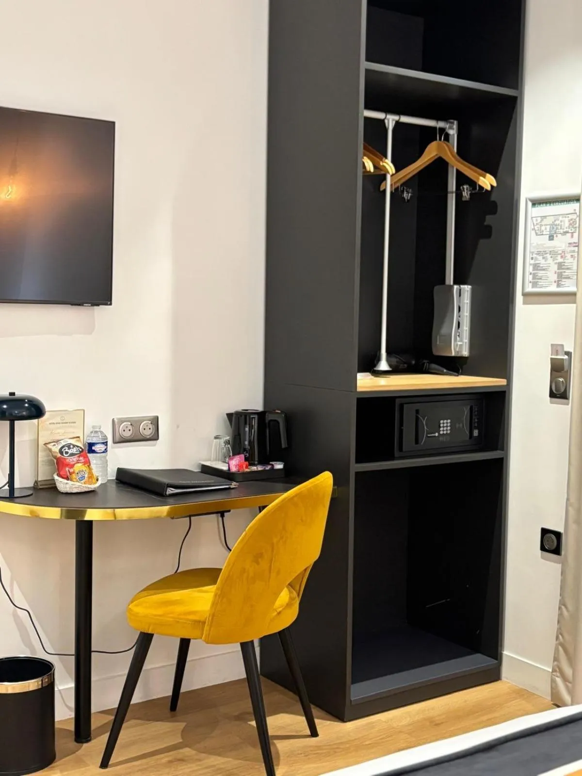 wardrobe in Star Champs-Elysées