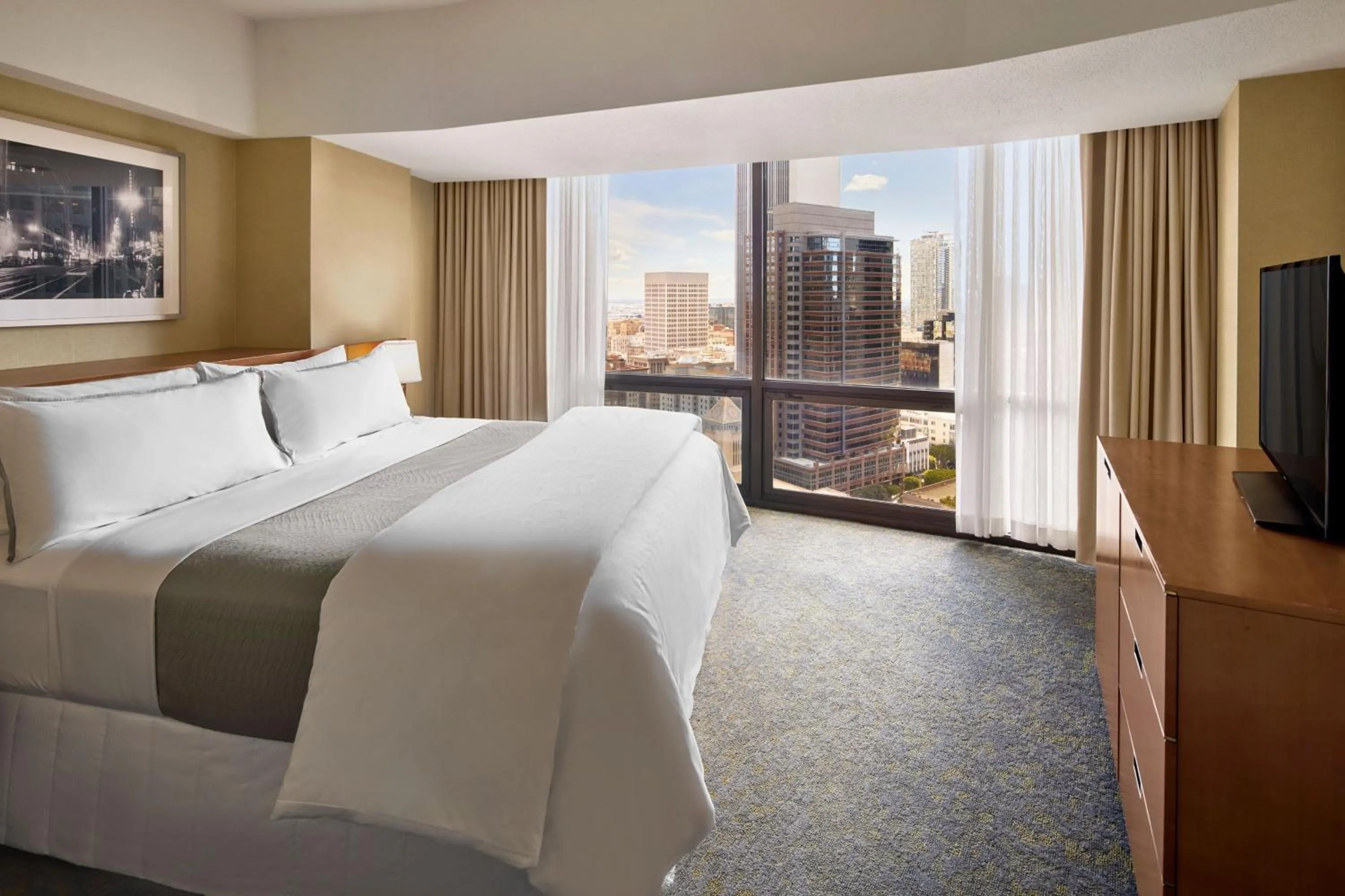 Bedroom, Bed in The Westin Bonaventure Hotel & Suites, Los Angeles
