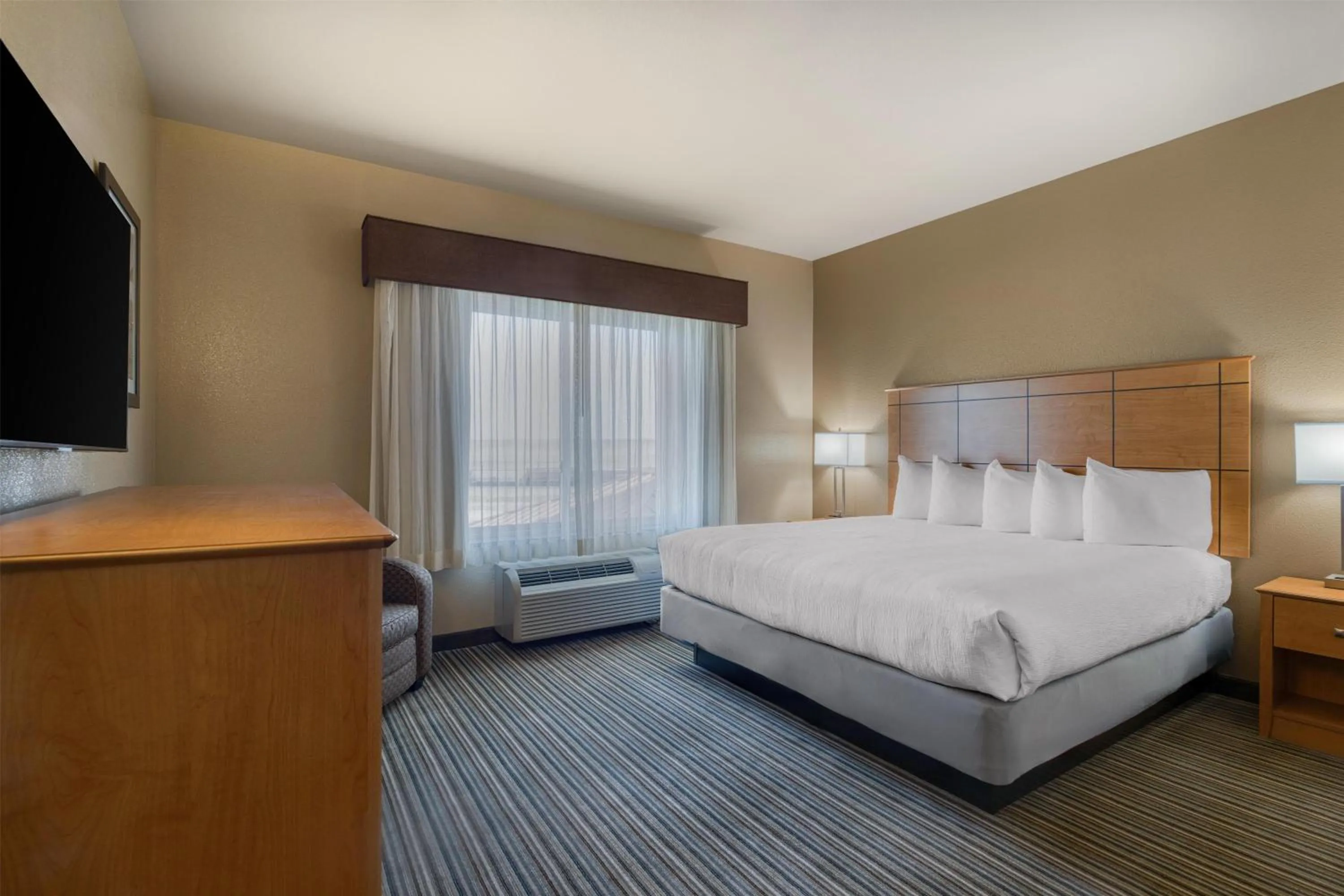 Bedroom, Bed in Best Western Shelby Inn & Suites