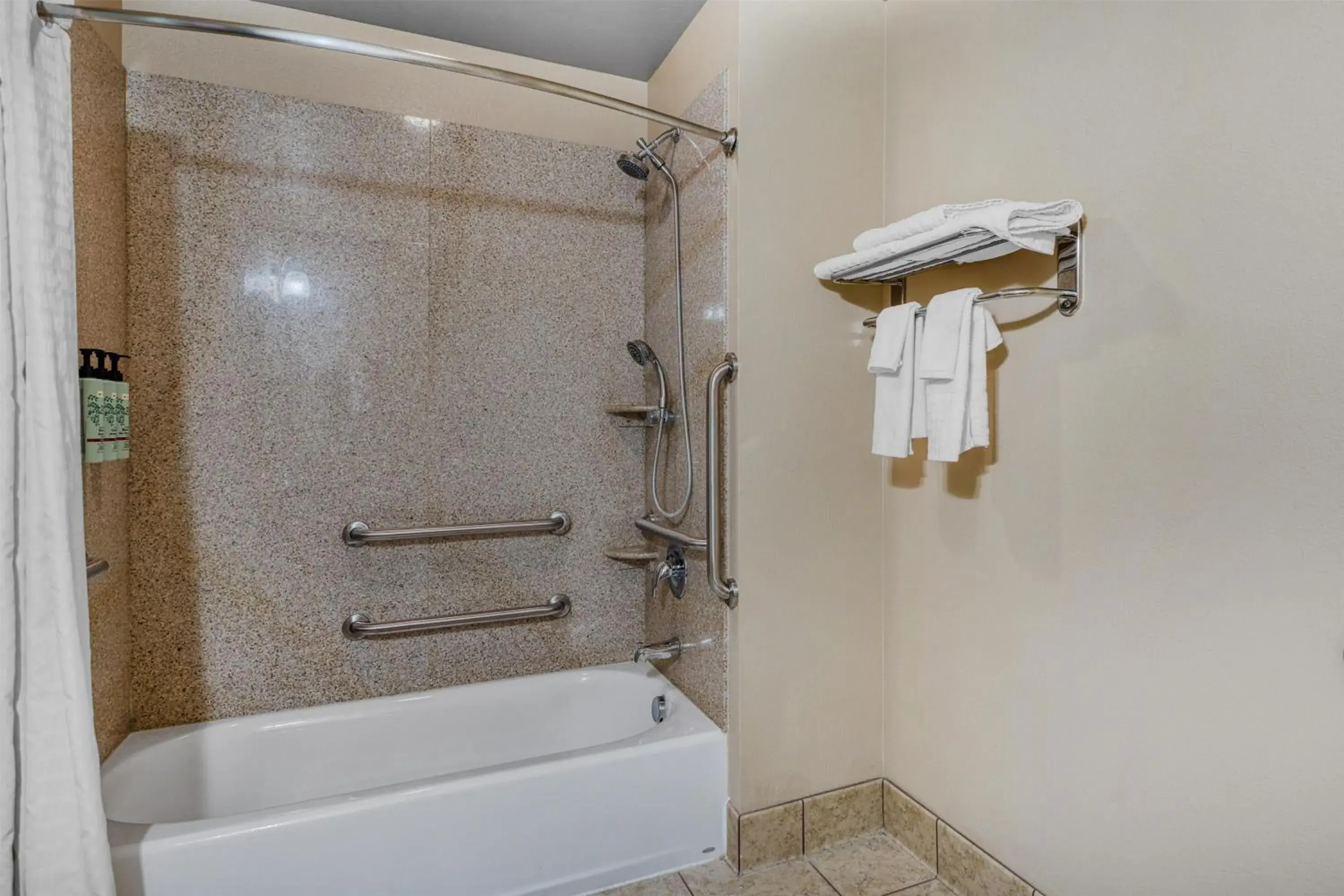King Room with Bath Tub - Disability Access/Non-Smoking in Best Western Shelby Inn & Suites King Room with Bath Tub - Disability Access/Non-Smoking in Best Western Shelby Inn & Suites