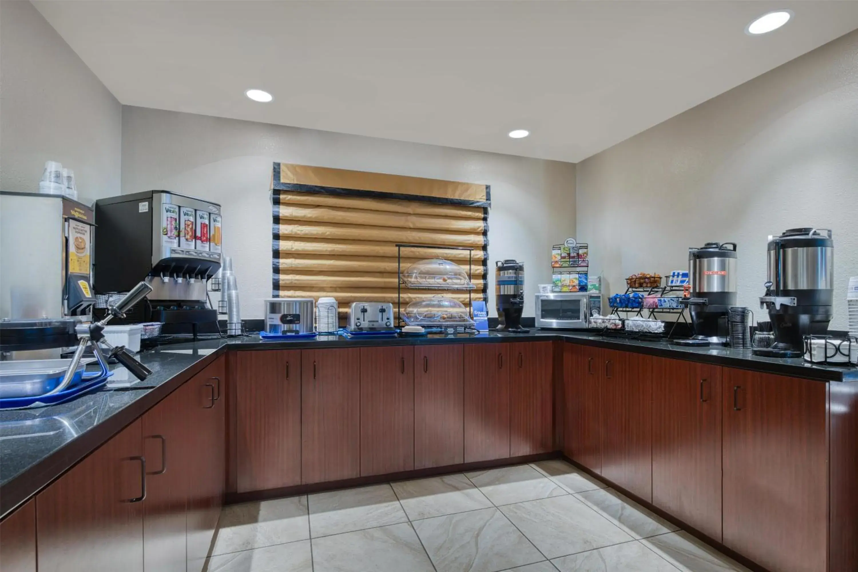 Breakfast in Best Western Shelby Inn & Suites Breakfast in Best Western Shelby Inn & Suites