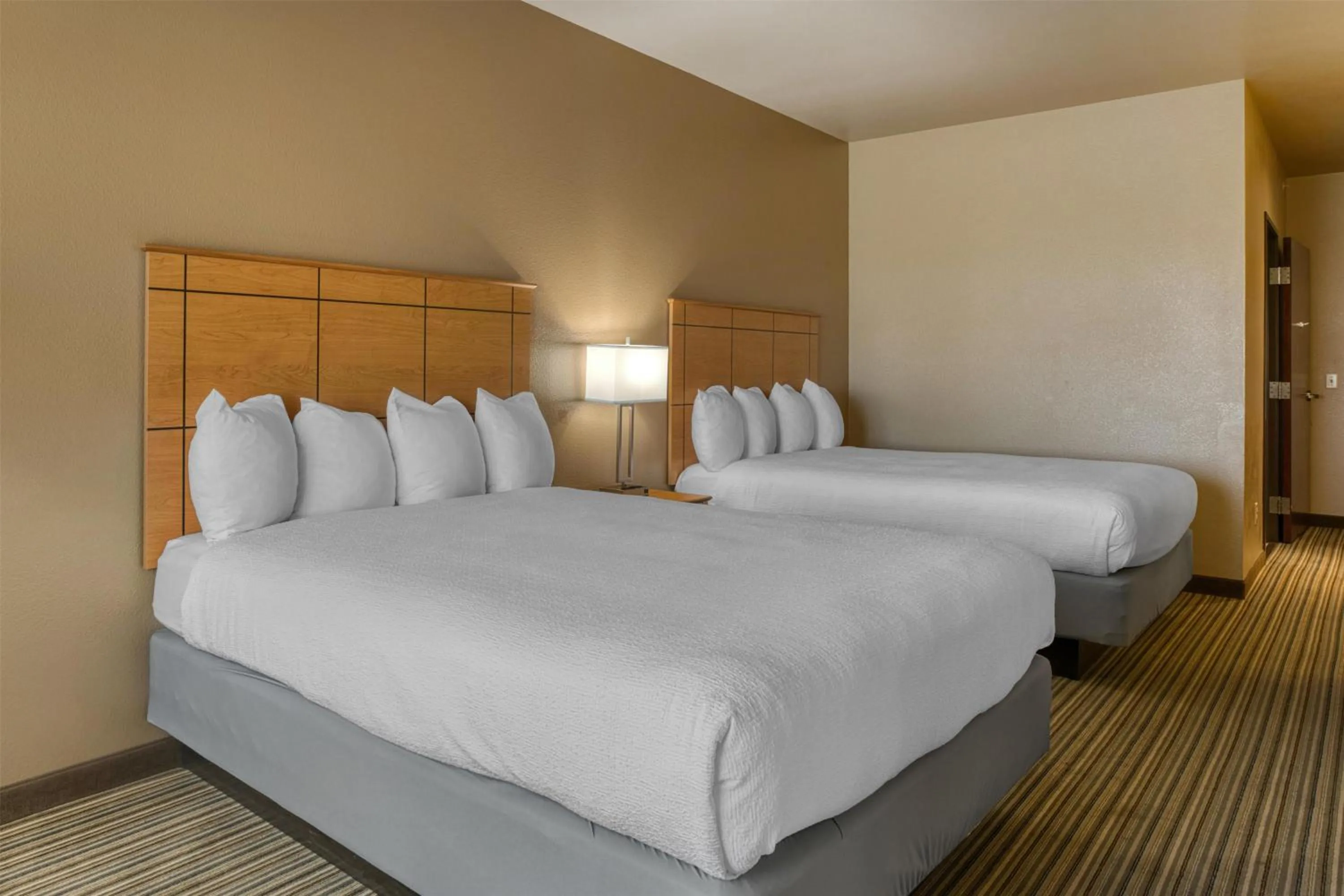 Bedroom, Bed in Best Western Shelby Inn & Suites