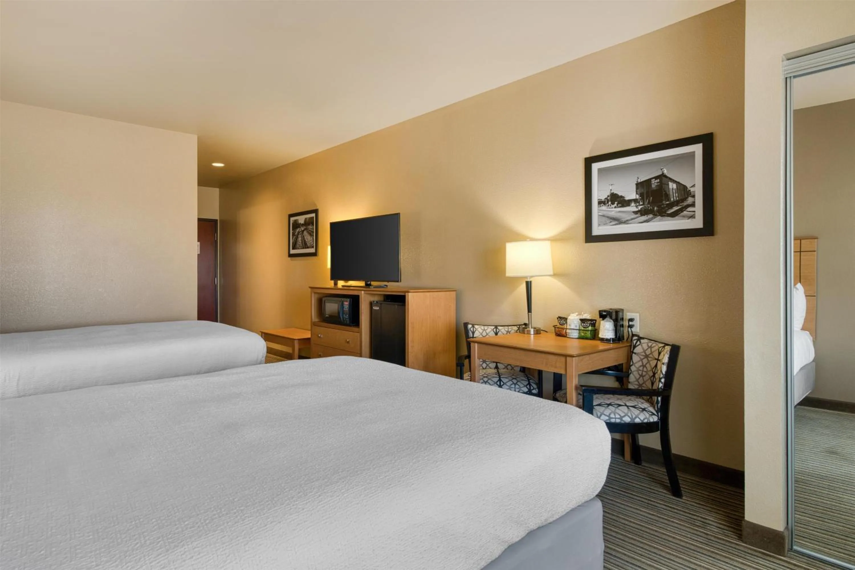 Bedroom, Bed in Best Western Shelby Inn & Suites