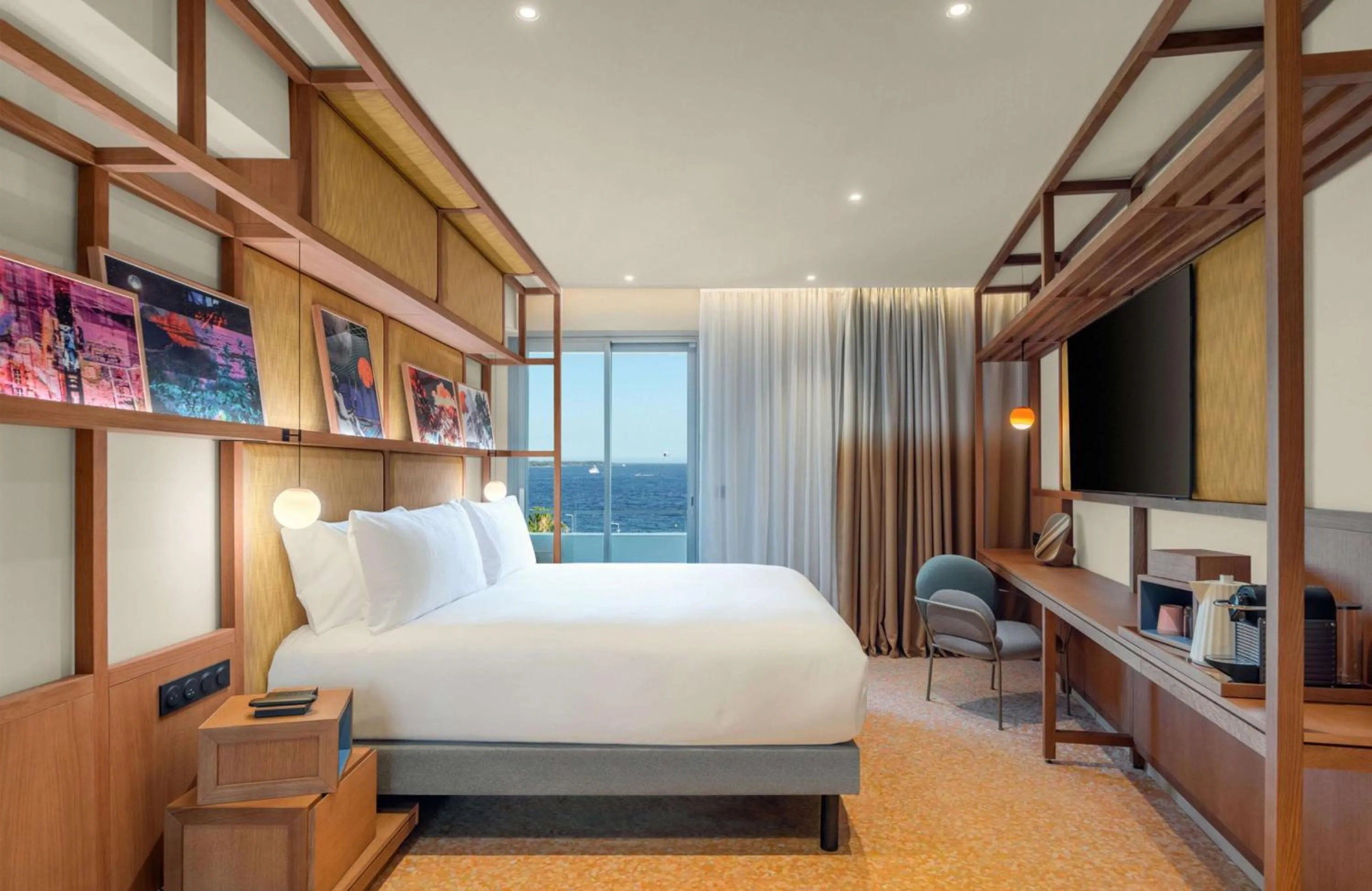 Bed in Canopy by Hilton Cannes