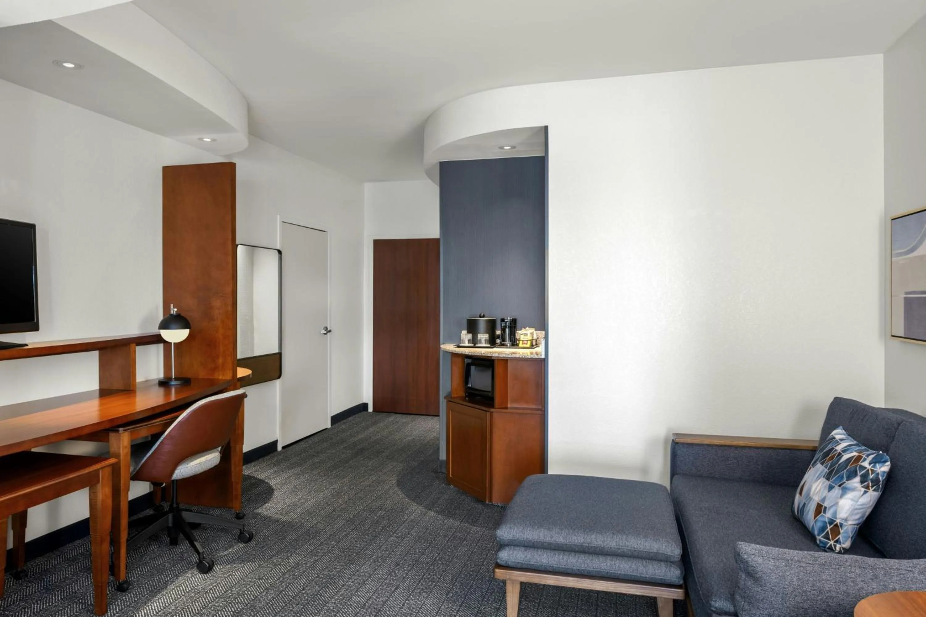 Photo of the whole room in Courtyard by Marriott Evansville East