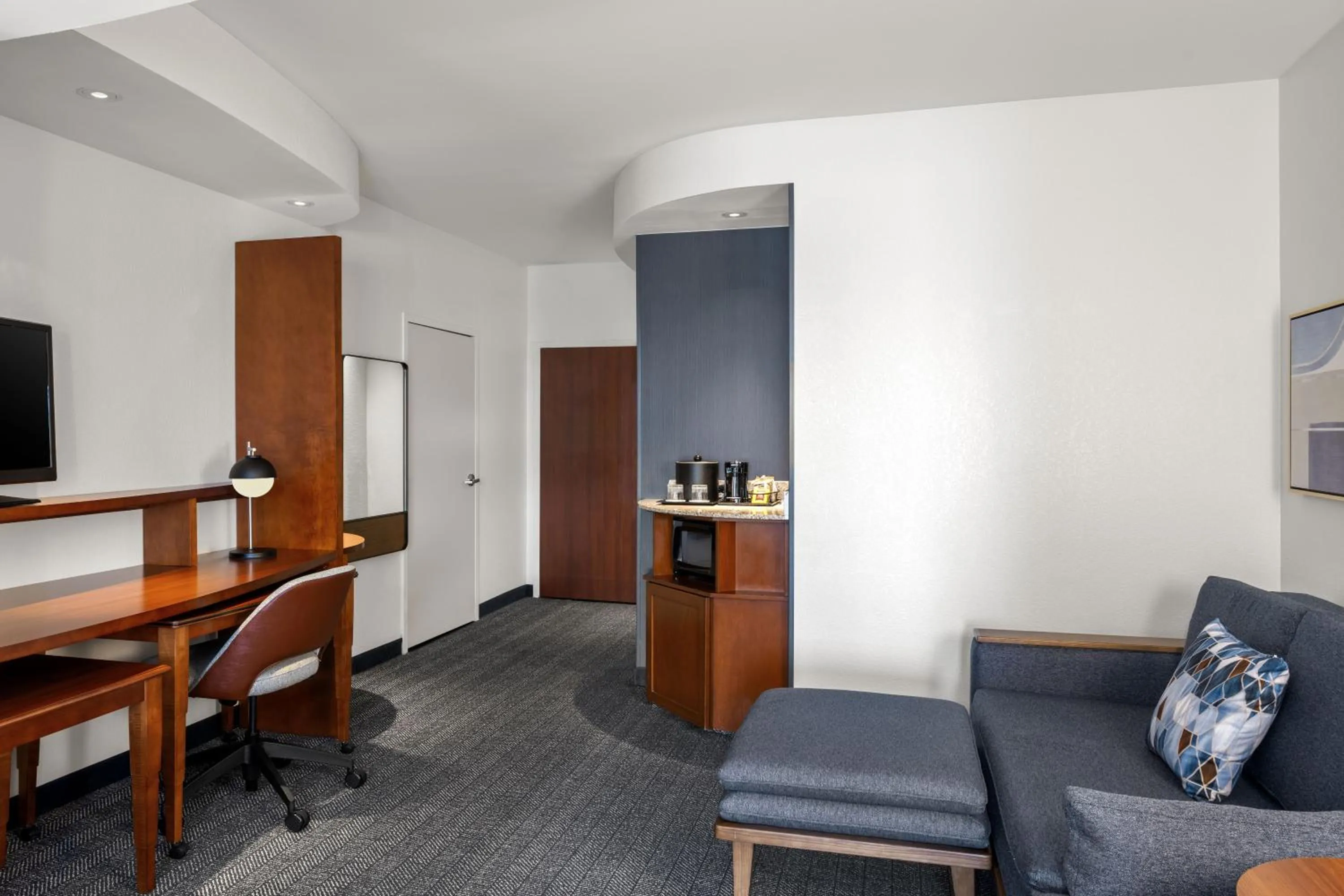 Photo of the whole room in Courtyard by Marriott Evansville East