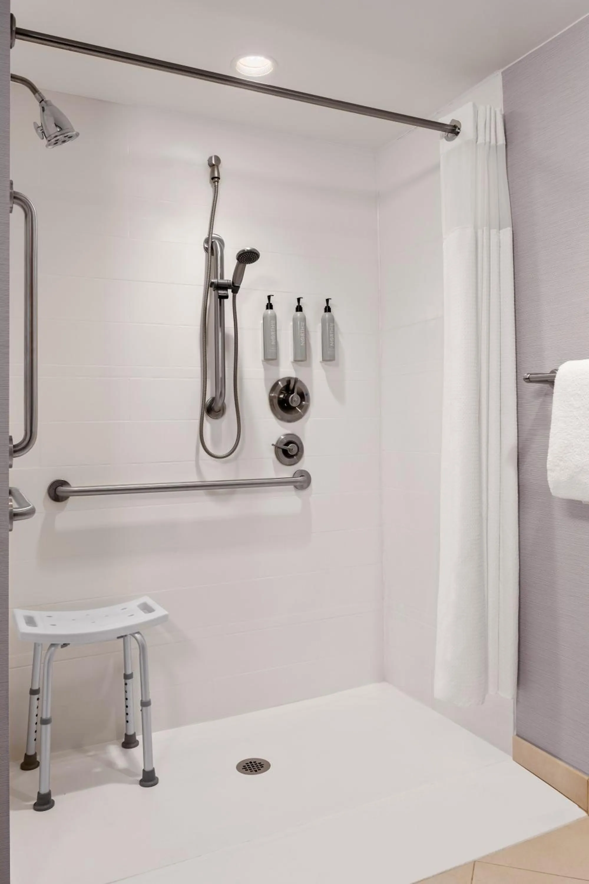 Shower in Courtyard by Marriott Evansville East