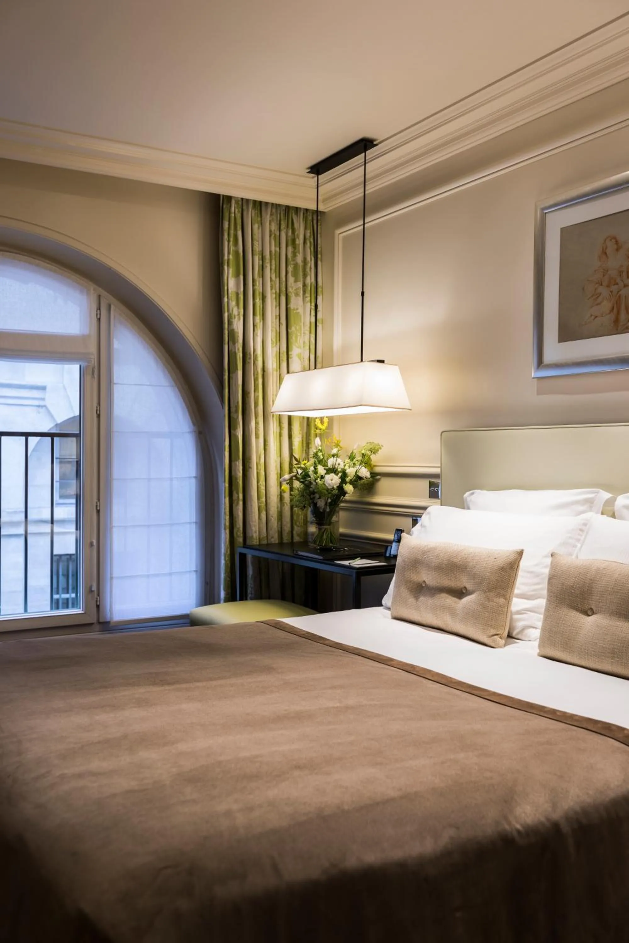Bedroom, Bed in Grand Hôtel Du Palais Royal