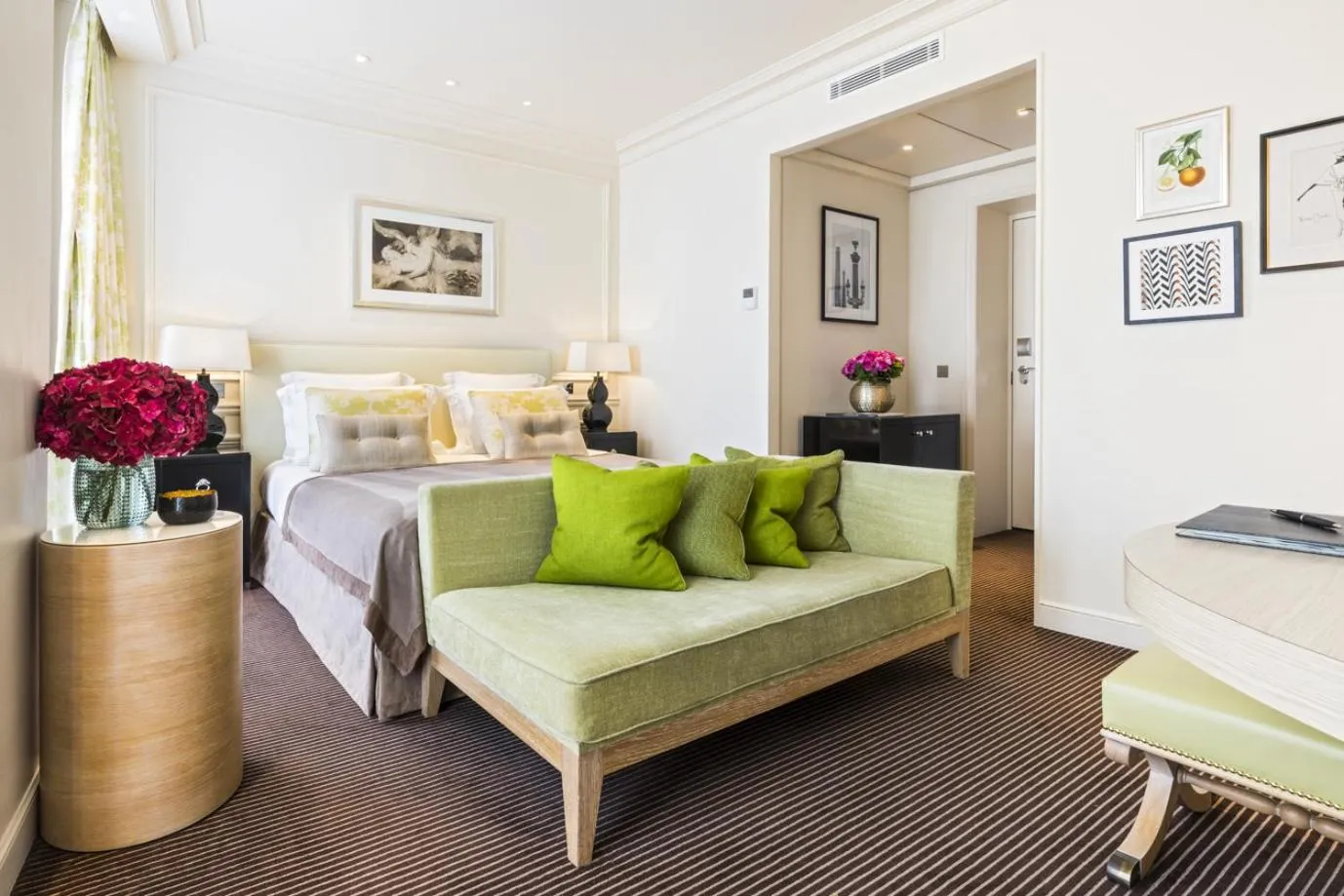 Bedroom, Bed in Grand Hôtel Du Palais Royal
