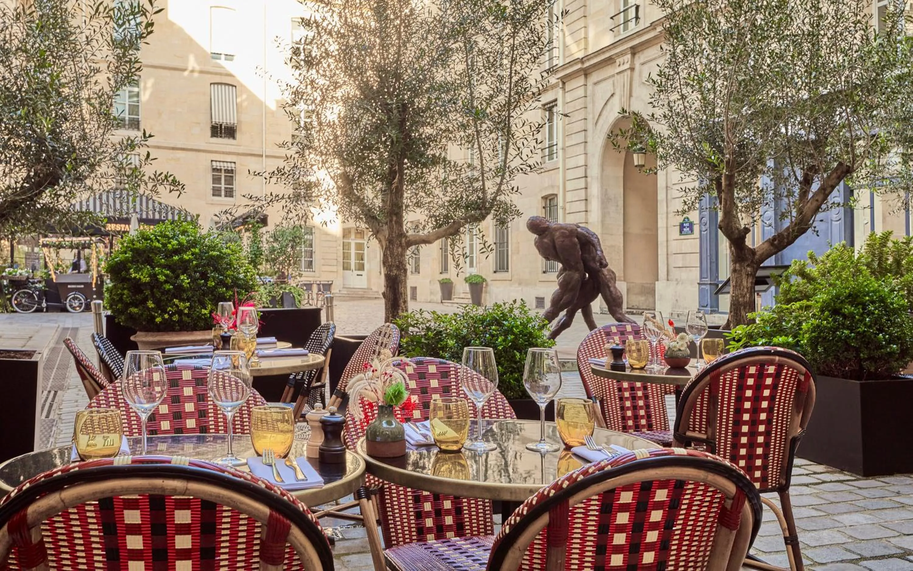Restaurant/places to eat in Grand Hôtel Du Palais Royal