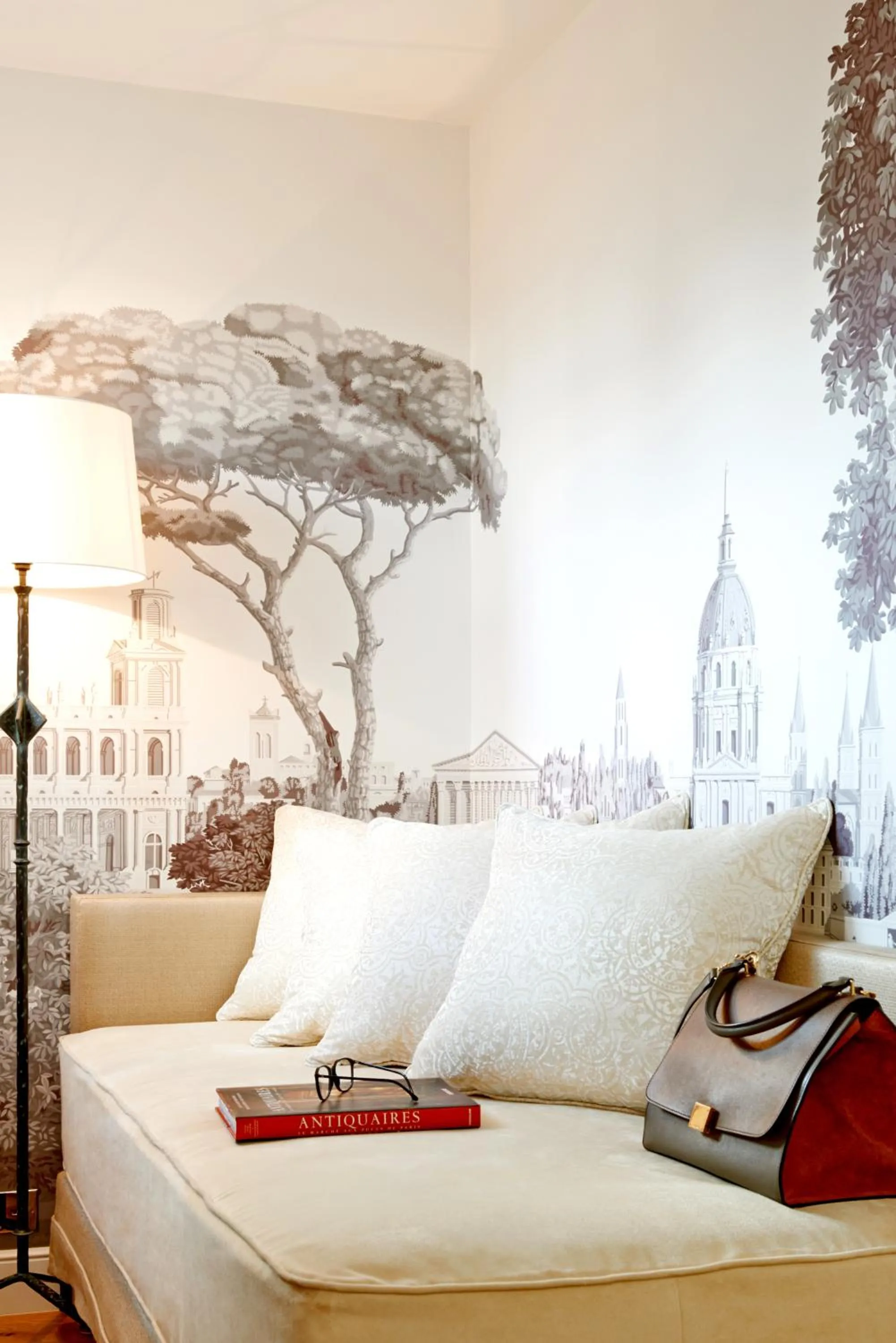Seating area, Bed in Grand Hôtel Du Palais Royal