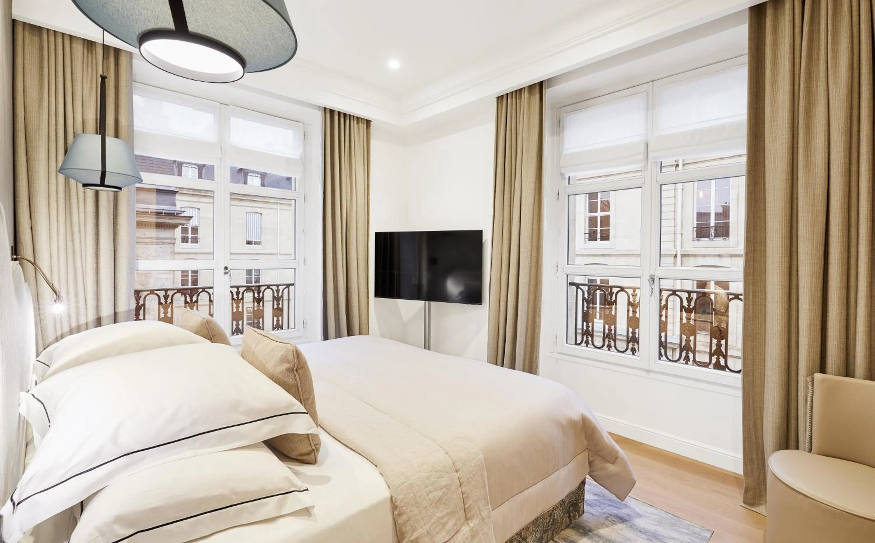 Bedroom, Bed in Grand Hôtel Du Palais Royal